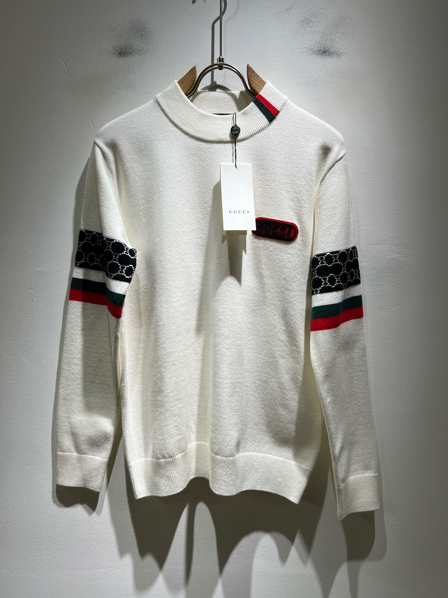 NO:692125,GUC*I 2025 autumn and winter new style for men and women, high weight knitted woolen sweater, panoramic crocheted GG logo pattern design!  Trading company channels are rare and available on the official website simultaneously!  G's autumn and winter series of couple sweaters are online, with classic color crochet designs!  This sweater is made of imported knitted wool!  The fabric feels thick and has a certain sense of weight. It has a soft and dense terry texture. It is breathable and skin-friendly and comfortable to wear. The color is beautiful, eye-catching and fashionable. The unique pattern will definitely make you stand out in the crowd!  Casual cut design!  The upper body effect is age-reducing and versatile, making it easy to wear in daily casual wear, and can be easily worn by both men and women!  Size M-3XL,,gucci,gucci,gucci,sweaters,19860909GUC*I 古家 2025秋冬新款男女同款 高克重针织羊毛衫,全景钩织GG标识logo图案设计！贸易公司渠道稀出,同步官网发售！G家秋冬系列情侣毛衣上线,设计经典配色钩织设计！此款毛衣甄选客供进口针织羊毛材质！面料手感偏厚实,有一定的自重感,柔软绵密的毛圈肌理,贴身穿着透气亲肤舒适,色彩靓丽、吸睛时髦度爆棚,与众不同的图案绝对可以让你在人群中出彩万分！休闲版型裁剪设计！上身效果减龄又百搭,轻松Get起日常休闲穿搭,男女皆可轻松驾驭！尺码M-3XL,,gucci,gucci,gucci,sweaters,,Men's clothing