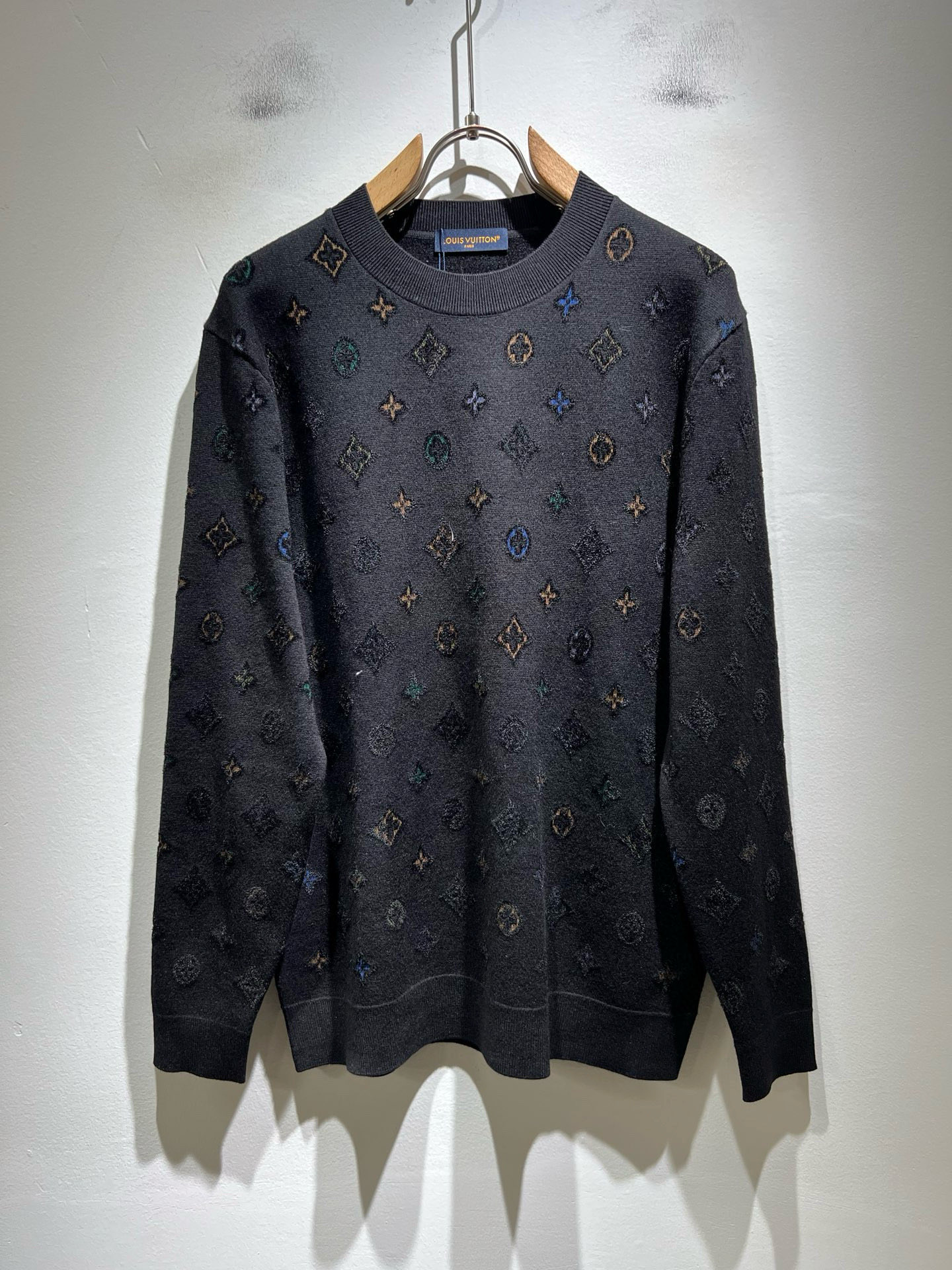 NO:692141,Louis Vuit*on 2025 autumn and winter Louis family light luxury Monogram crocheted knitted sweater!  Same decoration for men and women!  The new high-end of the Louis family, the details and quality are always so flawless, and the creative designs are endless. You are not a fashionista if you don’t buy a few pieces of Louis this autumn and winter. Monogram crochet pattern design!  It is something that everyone loves. Made of top-quality wool blend, it is super soft and tough, and has excellent breathability. It comes from world-class trading OEM channels, and the quantity is extremely rare and sold out. It is a presbyopic item that is released every year by 'Donkey Brand'.  The body logo presents an unusual texture, clean and neat. This is the Louis family's unique skill and the latest craftsmanship of this season. The level of detail has reached the top, and the slim and three-dimensional tailoring is a unique design. It is a fusion of luxury and fashion!  Size M-3XL,,louis vuitton,louis vuitton,louis vuitton,19860909Louis Vuit*on 2025秋冬路易家族轻奢Monogram钩织针织羊毛衫！男女同款装饰！ 路易家族的新高端,细节品质永远的那么完美无瑕,创意设计层出不穷.今年秋冬季节没有入手几件路易你算不上时尚达人.Monogram钩织图案设计！实属人见人爱的东西.顶级羊毛混纺打造,超级柔软且具有韧性,透气感也是绝佳.来自世界级贸易级别的代工厂渠道,数量极其稀少售完无补.“驴牌”每年都会出的老花单品,立体Logo呈现不一般的质感,干净俐落.这是路易家族的看家绝活也是本季度的最新工艺.细致化程度已经达到顶端了,修身立体剪裁的版型设计堪称一绝.属于奢华与时尚的融合！尺码M-3XL,,louis vuitton,louis vuitton,louis vuitton,,Men's clothing