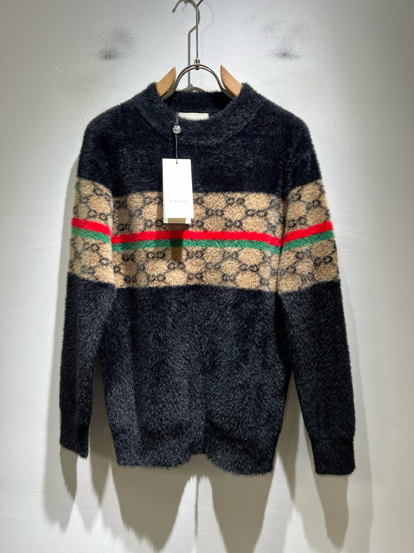 NO:692145,GUC*I Gujia 2025 autumn and winter new style for men and women, high weight knitted wool sweater, panoramic crocheted GG logo pattern design!  Trading company channels are rare and available on the official website simultaneously!  G's autumn and winter series of couple sweaters are online, with classic color crochet designs!  This sweater is made of imported knitted wool!  The fabric feels thick and has a certain sense of weight. It has a soft and dense terry texture. It is breathable and skin-friendly and comfortable to wear. The color is beautiful, eye-catching and fashionable. The unique pattern will definitely make you stand out in the crowd!  Casual cut design!  The upper body effect is age-reducing and versatile, making it easy to wear in daily casual wear, and can be easily worn by both men and women!  Size M-3XL,,gucci,gucci,gucci,sweaters,19860909GUC*I 古家 2025秋冬新款男女同款 高克重针织羊毛绒衫,全景钩织GG标识logo图案设计！贸易公司渠道稀出,同步官网发售！G家秋冬系列情侣毛衣上线,设计经典配色钩织设计！此款毛衣甄选客供进口针织羊毛材质！面料手感偏厚实,有一定的自重感,柔软绵密的毛圈肌理,贴身穿着透气亲肤舒适,色彩靓丽、吸睛时髦度爆棚,与众不同的图案绝对可以让你在人群中出彩万分！休闲版型裁剪设计！上身效果减龄又百搭,轻松Get起日常休闲穿搭,男女皆可轻松驾驭！尺码M-3XL,,gucci,gucci,gucci,sweaters,,Men's clothing