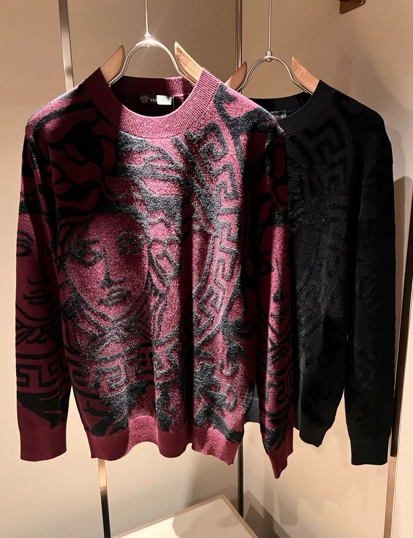 NO:692071,VERS*CE/Fan*zhe 2025 autumn and winter new original long-sleeved woolen sweater, VERS*CE/Fan*zhe trading company channel product value recommended sweater, the decoration is extremely exquisite and highlights the gradient effect!  The three-dimensional effect is very strong, and the logo crochet design on the chest!  Only advanced German equipment can produce it, highlighting the incomparable visual luxury, extremely high craftsmanship and great craftsmanship!  The imported wool fabric is supplied by the customer, has excellent skin-friendliness, and the details are perfect and impeccable. The upper body effect is very good, very eye-catching, and the rate of return is undoubted. It is an excellent item to improve the vision in the wardrobe. It is very handsome whether it is worn inside or on its own. Sizes M-3XL, versace, sweaters,19860909VERS*CE/范*哲 2025秋冬新品原单长袖羊毛衫,VERS*CE/范*哲 贸易公司渠道 产品 值的推荐毛衣 ,装饰极为精致凸显渐变效果！立体感极强,胸前logo钩织设计！唯有德国先进设备方能制作,凸显了视觉无敌的震撼奢华,工艺水准极高,非常重工匠心！客供进口羊毛面料,亲肤性绝佳,细节极致完美,无可挑剔,上身效果非常出色,非常招眼吸睛,回头率毋庸置疑,衣橱里改良视觉的绝佳单品,无论内搭还是单穿都爆帅十足.尺码M-3XL,,versace,sweaters,,Men's clothing