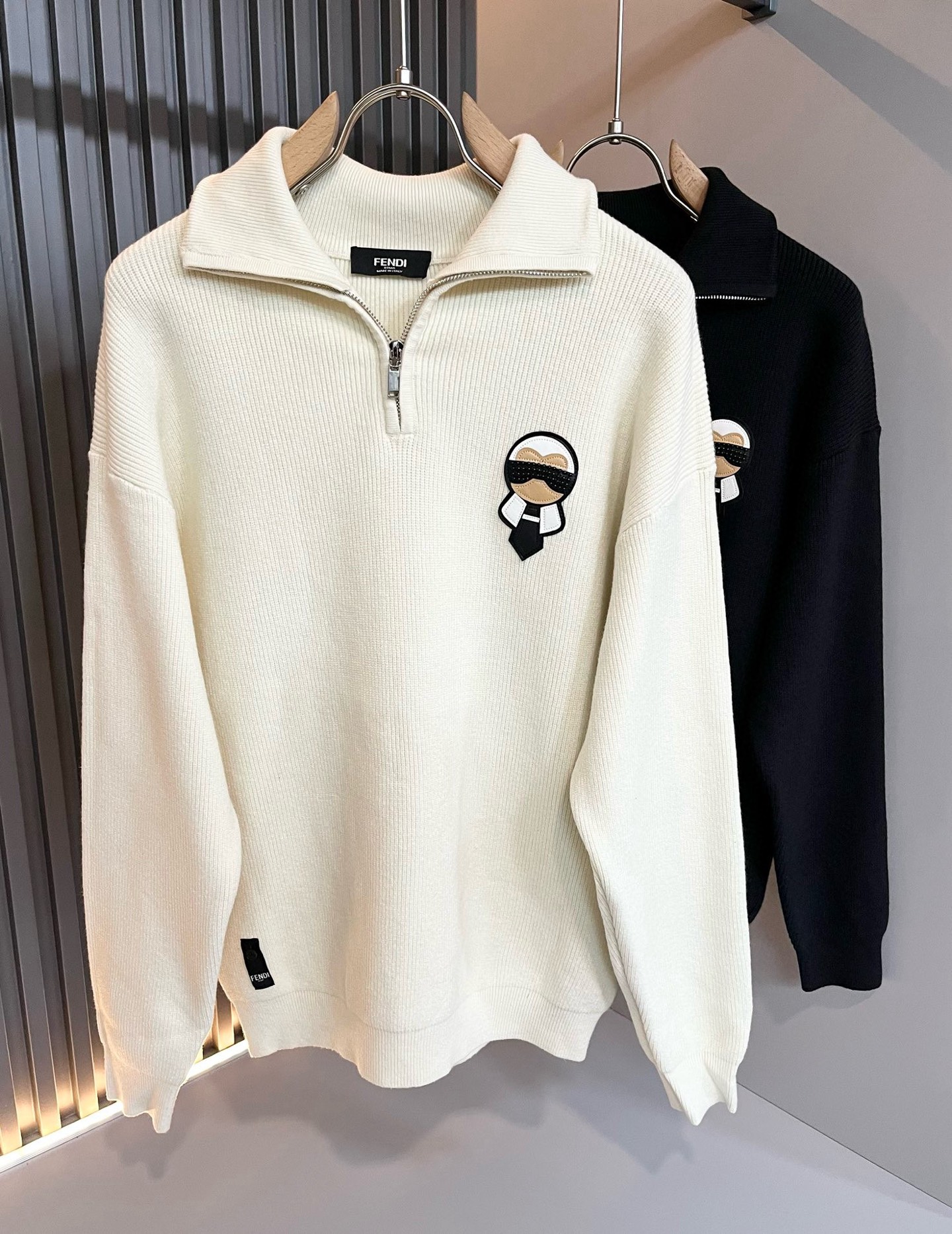 NO:692070,FEN*I Fen*di 2025 new autumn and winter FD family knitted sweater for men and women, versatile for men and women. Original order from Italy, a popular item of the FD family, a representative and full-scale boutique, a boutique worth buying for all FD fans!  Pure Italian channel order, the FD family's high-end and popular product, a very popular item at the moment, the iconic little monster badge logo design!  High-end goods worth keeping for yourself and giving away!  The most classic BUGS series style items of the FD family are trendy and good-looking, full of trendy atmosphere, extremely high-grade and standard, and designed with a very classic color matching Galeries Lafayette leather logo!  It gives people a very strong visual impact, has a high degree of recognition, and is a top-notch exclusive wool fabric!  Made of soft, delicate and comfortable touch, the appearance is quite high-end and classy!  It perfectly interprets the charm of the brand and leaves a deep impression on people. It is more fashionable and charming, the upper body is generous and fashionable, and there is no pressure to wear it!  Wear it alone or paired with it, it’s a beautiful sight that can’t be ignored!  Size M-3XL,,fendi,dior,19860909FEN*I 芬*迪2025秋冬新款FD家族男女同款针织羊毛衫,男女同款百搭.意大利原厂订单,FD家族人气单品,代表性十足,规格感十足的精品,所有FD粉丝都值得抢购的精品！纯正意代渠道订单,FD家族的高奢人气爆款产物,当下十分火爆的单品,标志性小怪兽徽章logo设计！值得自留和送人的高端货！FD家族最为经典的BUGS系列款式单品,新潮又好看,潮流气息感十足,档次规格感极高,并且采用十分经典的配色老佛爷皮革logo设计！给人的视觉冲击感相当强烈,有着极高的辨识度,顶级专属羊毛面料！打造,触感柔软细腻舒适,品相相当高级有档次！完美诠释品牌魅力,给人留下深刻印象.更具时尚与韵味,上身大方时尚,对于穿搭更是毫无压力！单穿内搭都极有味道,不可忽视的靓丽风景线！ 尺码M-3XL,,fendi,dior,,Men's clothing