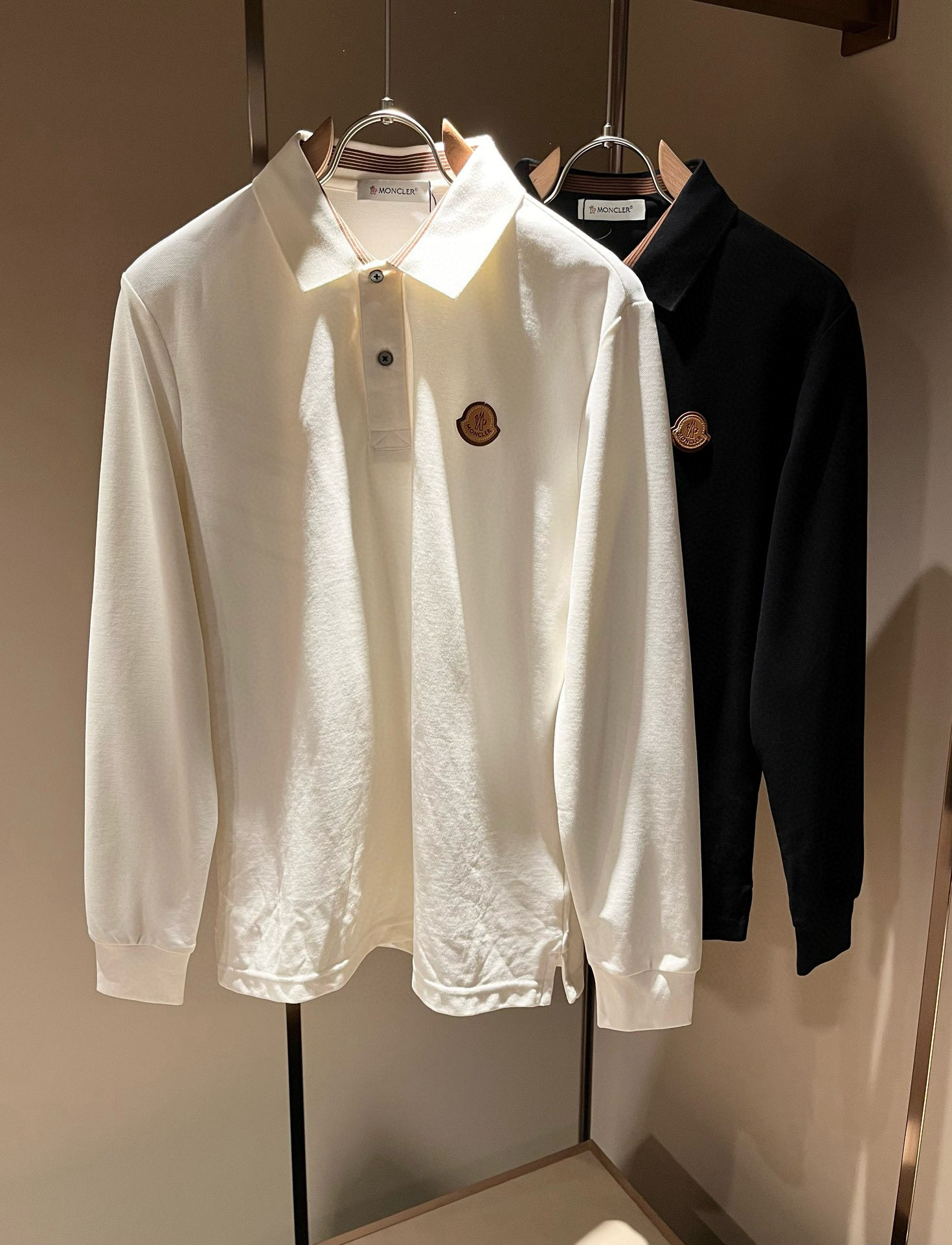 NO:692101,MON Meng**kou 2025 new autumn and winter new men's original men's long-sleeved POLO shirts, products from trading companies, are on sale simultaneously on the official website!  This type of basic item must appear every season. It is supplied with imported pique mesh cotton, which has both comfort and breathability. The overall visual value is perfect, and the logo badge on the chest is decorated!  A highly wearable item!  Standard cut, comfortable stretch, unrestricted movement!  The design of the lapels not only meets the needs of simple style, but also has strong practicality and high-end atmosphere!  Universal and versatile model. Sizes M-3XL,,19860909MON蒙**口2025秋冬新款男士原单男士长袖POLO衫,贸易公司货,官网同步发售！此类型的基础单品是每季必出现的,客供进口珠地网眼棉,舒适性与透气性兼备,整体视觉值满分,胸前标志logo徽章修饰！穿搭率极高的单品！版型剪裁标准,伸展舒适,运动无拘束！翻领的设计在满足简约的风格上的需求同时,实穿性强,高端大气上档次！ 万能百搭款.尺码M-3XL,,,Men's clothing