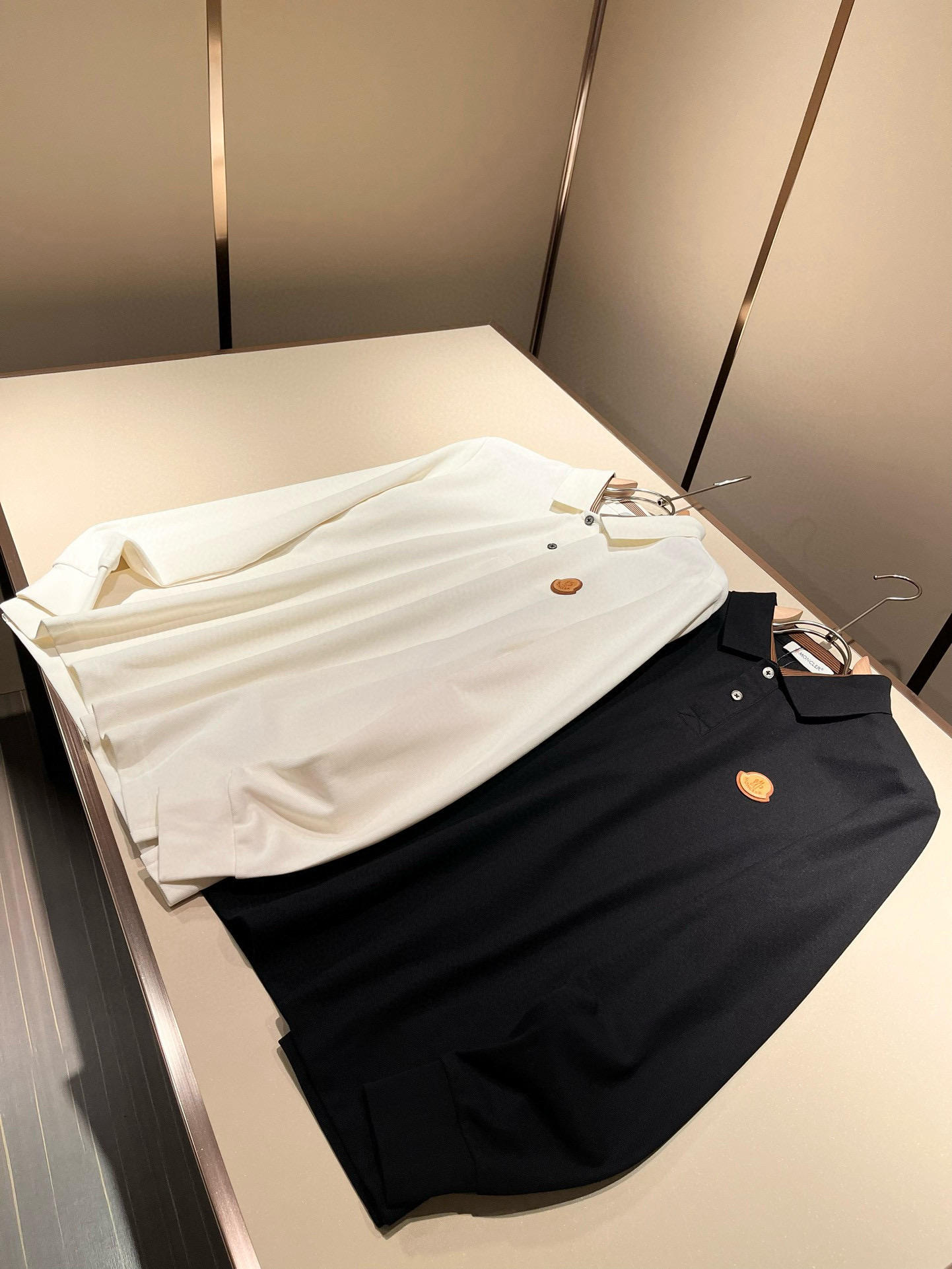 NO:692094,MON Meng**kou 2025 spring and summer new men's original men's long-sleeved POLO shirts, products from trading companies, are on sale simultaneously on the official website!  This type of basic item must appear every season. It is supplied with imported pique mesh cotton, which has both comfort and breathability. The overall visual value is perfect, and the logo badge on the chest is decorated!  A highly wearable item!  Standard cut, comfortable stretch, unrestricted movement!  The design of the lapels not only meets the needs of simple style, but also has strong practicality and high-end atmosphere!  Universal and versatile model. Sizes M-3XL,,19860909MON蒙**口2025春夏新款男士原单男士长袖POLO衫,贸易公司货,官网同步发售！此类型的基础单品是每季必出现的,客供进口珠地网眼棉,舒适性与透气性兼备,整体视觉值满分,胸前标志logo徽章修饰！穿搭率极高的单品！版型剪裁标准,伸展舒适,运动无拘束！翻领的设计在满足简约的风格上的需求同时,实穿性强,高端大气上档次！ 万能百搭款.尺码M-3XL,,,Men's clothing