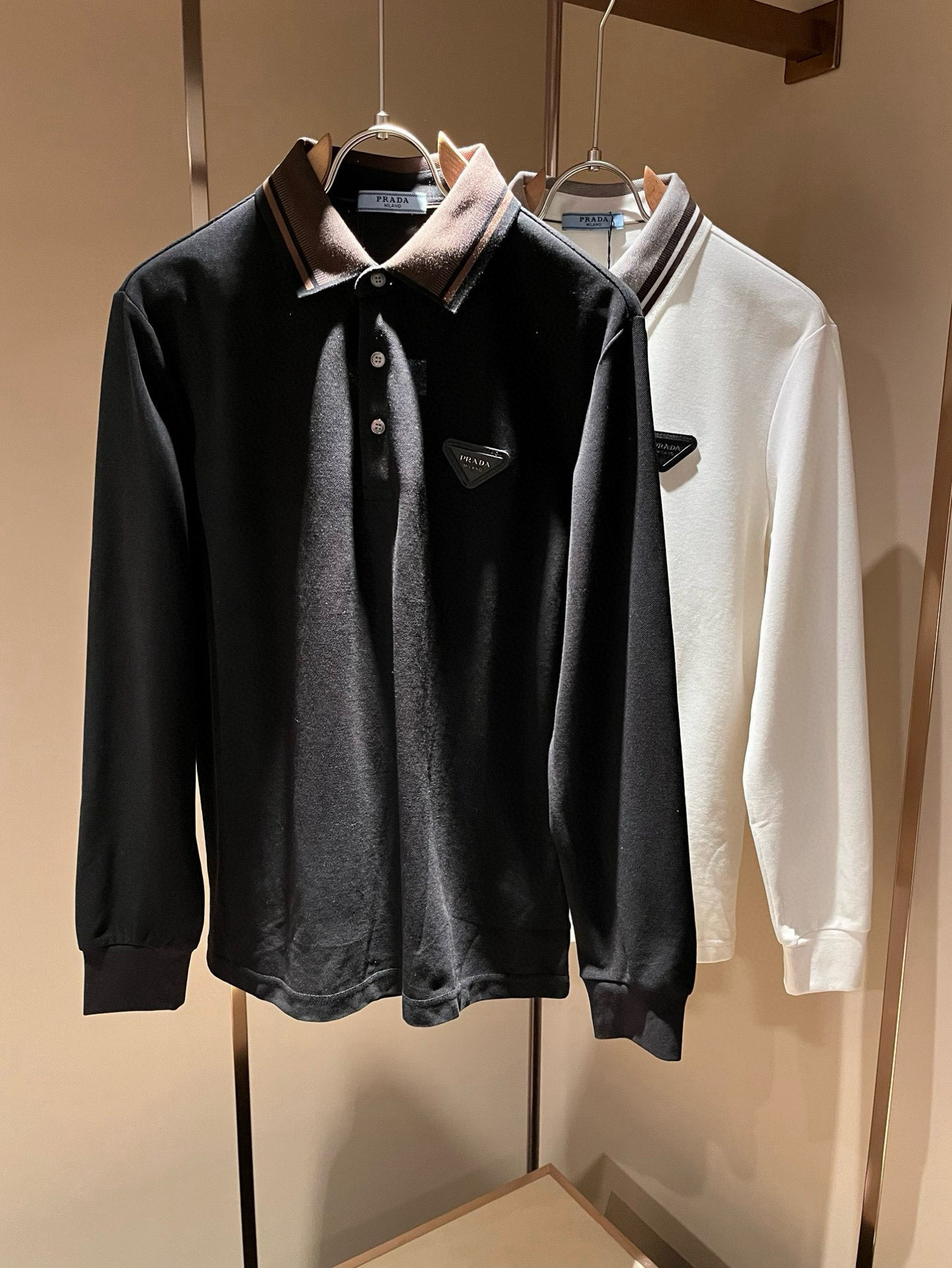 NO:692069,Prad*P*DA 2025 autumn and winter new long-sleeved Polo shirt with classic elements, classic and elegant style, can be worn for ten years and still popular. You must collect a few pieces. It is a rare and exquisite style, you must buy it!  A piece of good taste!  It is so important that no matter what season it is, it is 100% imported top quality pure cotton!  Fine weave!  solid!  Recognized as one of the best cottons in the world!  The feel and texture are perfect! Chest badge logo design!  Perfectly enriching everyone’s visual sense!  Make you feel clean and neat!  Fashionable and good-looking!  !  Wearing this short-sleeved shirt from Prada, you will know what the world is worth!  PRADA has always been the quality life pursued by European aristocrats and upper-class people. This simple casual and versatile T-shirt is a personal luxury item with fashionable colors. Luxurious materials and rigorous craftsmanship are the main tools for PRADA fans. The flat and stylish round neck, the version is warm and comfortable, easy to wear and match, and the black and white two-tone color has its own accent and handsomeness. It is truly one that conquers the world!  The brand's design details are very exquisite, and the upper body is light and stylish. You must buy the latest T-shirts every season. In the face of this kind of consumables, it directly saves you the trouble of dressing when going out. There are many letter T-shirts on the market, but this one is rare. The streamlined tailoring and light casual literary temperament give you a perfect look in spring. Anyone who pursues fashion may wish to try it!  Size M-3XL,,prada,prada,T-shirt,tees,t-shirt,19860909Prad*普*达 2025秋冬新款经典元素长袖Polo衫,经典大方的款式,可以穿十年都还是流行的那种,你一定要收藏几件,难得精致极致的款,你一定要收！好品味的一件！重要到哪个季节都绕不开它百分百进口顶级纯棉！织法精细！结实！世界公认最好的棉之一！手感质感都极完美! 胸口徽章logo图案设计！完美的丰富大家的视觉感！让你感觉干净利落！时尚又好看！！穿上普拉达的这款短袖,才知道什么是人间太值得！PRADA一直都是欧洲贵族和上流社会雅士追求的品质生活这款简易休闲百搭T恤更是穿出个人奢侈的单品色彩时尚 奢侈的材质和严谨的工艺是PRADA圈粉的主要利器平整有型的圆领,版型温暖舒适好穿又好搭,黑白双色自带腔调和帅气,真正的一款打天下！品牌的设计细节十分考究,上身轻便有型,每季都要入手最新的T恤,面对这种消耗品,直接省了你出门穿搭的烦恼,市面上的字母T恤有很多,但这款还很难得一见了,信手拈来的流线剪裁,淡淡的休闲文艺气质,给足春日的排面,每个对时髦度有追求的你,都不妨上身一试！尺码M-3XL,,prada,prada,T-shirt,tees，t-shirt,,Men's clothing