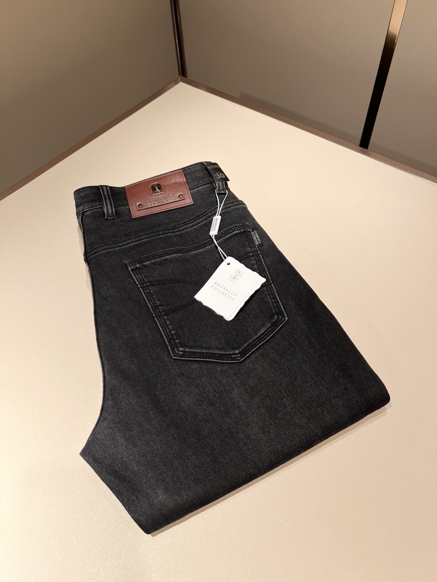 NO:703711,BC-Brunello Cucineli's new fall and winter men's fashion high-end casual jeans, sold through Hong Kong channels, originally produced in Japan, with pure blood quality, perfectly inherit the essence and genes of the LOE* family. From the main fabric to the detailed craftsmanship, they all demonstrate the quality of the ingenuity. Multiple brand elements are used to interpret it, and precious cowhide materials are selected to construct the logo waistband design!  A soulful expression of identity!  We provide customers with high-grade imported pure cotton fabrics, very high-end and fashionable detailed craftsmanship, and the red ear cloth is made by a specific antique loom. This element represents the identity and rank of the jeans, which is worth savoring!  In terms of matching, it is invincible. It interprets the versatility in place, the details are exquisite, the accessories are all supplied by foreign merchants, the tailoring is fit and slim, and the upper body butt lifting effect is excellent. It is a styling item that can only be found but not sought after!  Size 29-40,,brunello cucinelli,loewe,jeans,cowhide,19860909BC-Brunello Cucineli 秋冬新品男士时装款高端休闲牛仔裤,香港洋行渠道货,日本原厂出品,纯血统品质,完美延续了LOE*家的精髓与基因,从主体面料到细节工艺,无不彰显出品质的匠心所在,运用多个品牌元素标识来诠释,选取矜贵的牛皮材质构建logo腰牌设计！属于灵魂式的身份彰显！客供高级进口的纯棉面料,非常高级且时髦的细节工艺,赤耳布是由特定古董织布机完成,此元素代表着牛仔裤的身份及段位,非常值得细品悦人！在搭配上所向无敌,把百搭阐释到位,细节匠心考究,辅料皆为外商客供,剪裁合体修身,上身提臀效果绝佳,可遇而不可求的造型单品！尺码29-40,,brunello cucinelli,loewe,jeans,cowhide,,Men's clothing