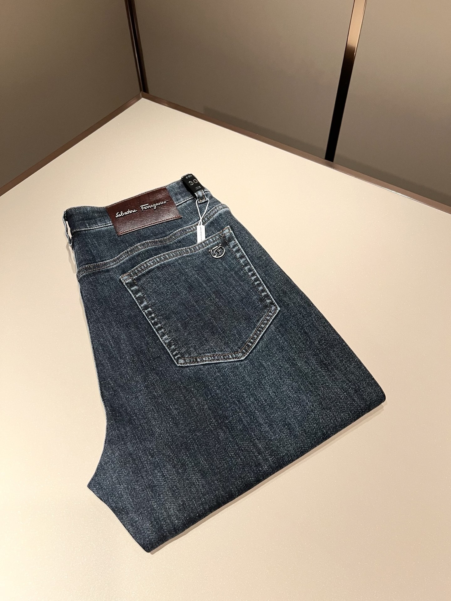 NO:703682,Ferraga*mo Ferraga*mo's new men's casual small straight jeans for autumn and winter. Original quality, original quality high-end fashion casual washed jeans, leather metal Ferragamo LOGO logo on the back waist, produced through original factory channels; sold simultaneously on G network, the thickness is just right to meet the needs of spring and summer wear. The fabric is soft and denim-like.  Beautiful washing process, just the right purity, very outstanding craftsmanship, neat cutting lines, perfect details. Casual and versatile four-season style, the upper body effect is not tight and excellent, showing a confident temperament; all the details show the classic logo of the perfect quality pants, which symbolizes the brand's highest quality. Owning the original hardware accessories is the beginning of another fashion!  Size 29-40,,ferragamo,ferragamo,jeans,19860909Ferraga*mo菲拉*慕秋冬新款男款休闲小直筒牛仔裤 原单品质,原单品质高端时尚休闲水洗牛仔裤,后腰皮革金属菲拉格慕LOGO标识,原单代工厂渠道出品；G网同步发售,厚度刚好满足春夏穿搭需求 面料柔软具有牛仔面料 漂亮的水洗工艺,恰到好处的纯粹,工艺非常突出,车工走线整齐,完美细节出品.随意百搭的四季款,上身效果不紧绷极佳,彰显自信气质；所有细微处尽情展现完美品质裤子的经典Logo象征了品牌至高的品质,原厂五金配件 拥有,便是另一种时尚的开始 ！ 尺码29-40,,ferragamo,ferragamo,jeans,,Men's clothing