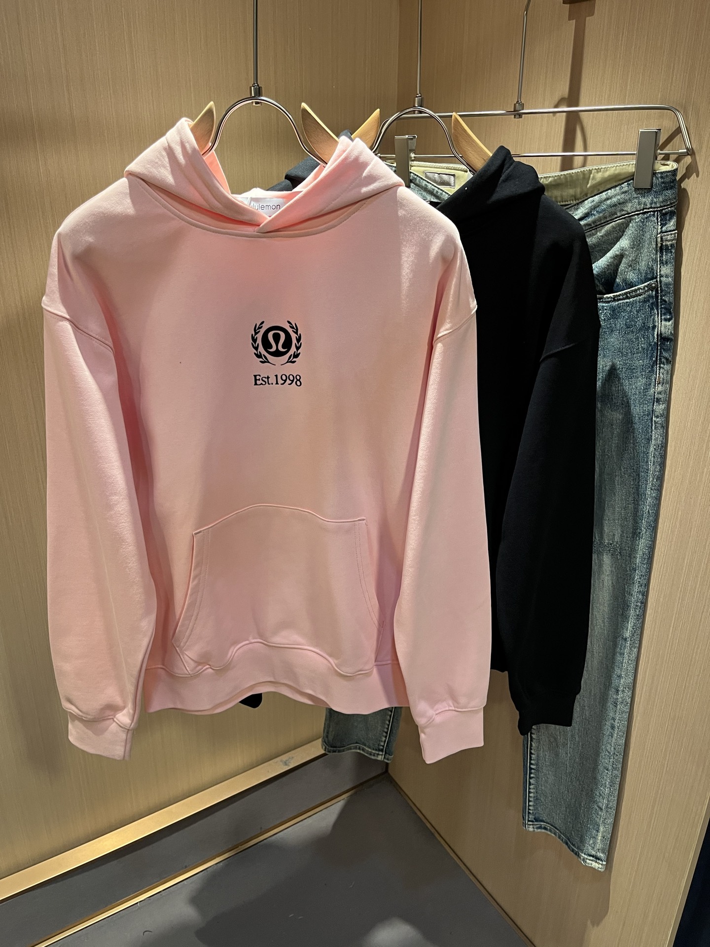 NO:703665,lululemon new autumn and winter short-sleeved T-shirts for men and women, original Italian order channel, highly personalized and high-end style, logo pattern pressed velvet design!  Pure cotton short-sleeved T-shirt for couples!  !  The latest popular fashion product has arrived. It is a simple and high-end fashion item. It is a fashion product with very high-end charm and is a must-have item for fashion trends!  Italian original factory channel, special supply level order, released simultaneously by Hong Kong, Macao and Taiwan buyer stores. This model is also the latest popular product of Loewe family this year, and it is also the most classic product. Its specifications and quality are beyond doubt!  !  The selection is extremely diverse. It goes without saying that this style has that fresh and natural feeling, which highlights the brand's charm and high-end sense. The texture of this style is very good, and the weight and color that can be felt by hand are even better on the skin. It is a full wearing enjoyment!  !  Size: M-3XL,,loewe,T-shirt,tees,t-shirt,19860909lululemon 露露乐蒙 秋冬新款男女同款短袖T恤,意大利原厂订单渠道,极具个性高级风,标志logo图案压绒工艺设计！情侣款纯棉短袖T恤！！最新时尚潮流人气产物驾到,又是一款简约高级的时尚单品,穿搭魅力十分高级不俗的时尚产物 ,时尚潮流必备单品！意大利原厂渠道,特供级别订单,同步港澳台买手店发布,此款也是罗意威家今年的最新人气产物,也是最经典的产物,其规格跟档次更是毋庸置疑！！ 选择极具多样化,言而喻此款自然具备那种清新自然的感觉,彰显品牌魅力与高级感,此款的质感十分的到位,用手可以感知的重磅跟出彩亲肤程度更是上佳,十足的穿着享受！！尺码: M-3XL,,loewe,T-shirt,tees，t-shirt,,Men's clothing