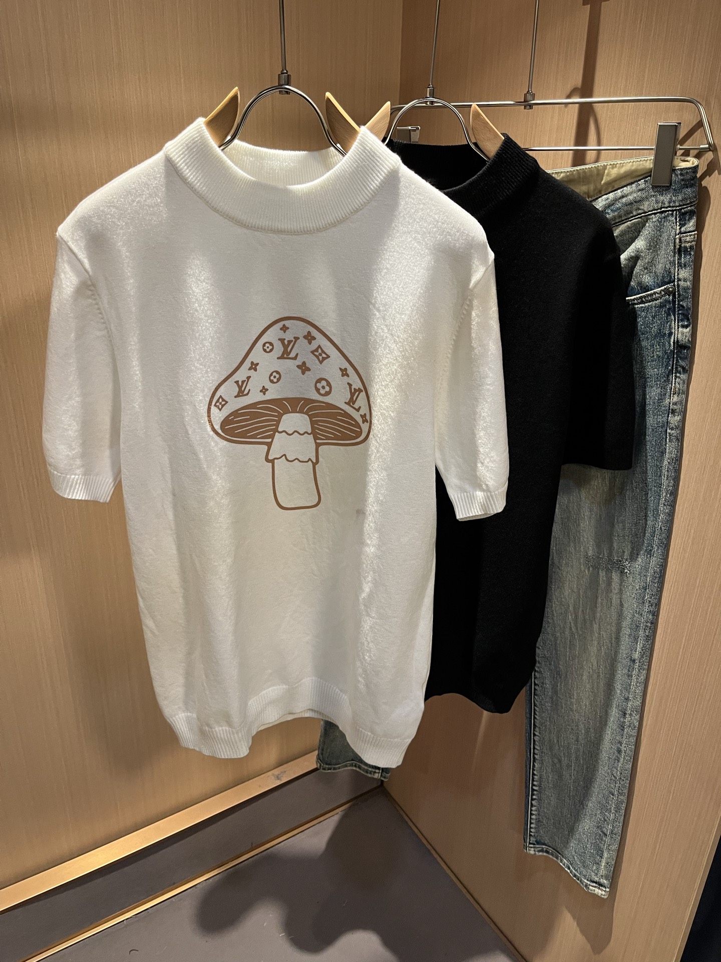 NO:703669,Louis Vuit*on autumn and winter Louis family light luxury knitted wool short-sleeved shirt!  Same decoration for men and women!  The new high-end of the Louis family, the details and quality are always so perfect, and the creative designs are endless. You are not a fashionista if you don’t buy a few pieces of Louis this autumn and winter. The logo print design on the chest!  It is something that everyone loves. Made of top-quality wool blend, it is super soft and tough, and has excellent breathability. It comes from world-class trading OEM channels, and the quantity is extremely rare and sold out. It is a presbyopic item that is released every year by 'Donkey Brand'.  The body logo presents an unusual texture, clean and neat. This is the Louis family's unique skill and the latest craftsmanship of this season. The level of detail has reached the top, and the slim and three-dimensional tailoring is a unique design. It is a fusion of luxury and fashion!  Size M-4XL,,louis vuitton,louis vuitton,louis vuitton,T-shirt,19860909Louis Vuit*on 秋冬路易家族轻奢针织羊毛短袖衫！男女同款装饰！ 路易家族的新高端,细节品质永远的那么完美无瑕,创意设计层出不穷.今年秋冬季节没有入手几件路易你算不上时尚达人.胸前logo图案印花设计！实属人见人爱的东西.顶级羊毛混纺打造,超级柔软且具有韧性,透气感也是绝佳.来自世界级贸易级别的代工厂渠道,数量极其稀少售完无补.“驴牌”每年都会出的老花单品,立体Logo呈现不一般的质感,干净俐落.这是路易家族的看家绝活也是本季度的最新工艺.细致化程度已经达到顶端了,修身立体剪裁的版型设计堪称一绝.属于奢华与时尚的融合！尺码M-4XL,,louis vuitton,louis vuitton,louis vuitton,T-shirt,,Men's clothing