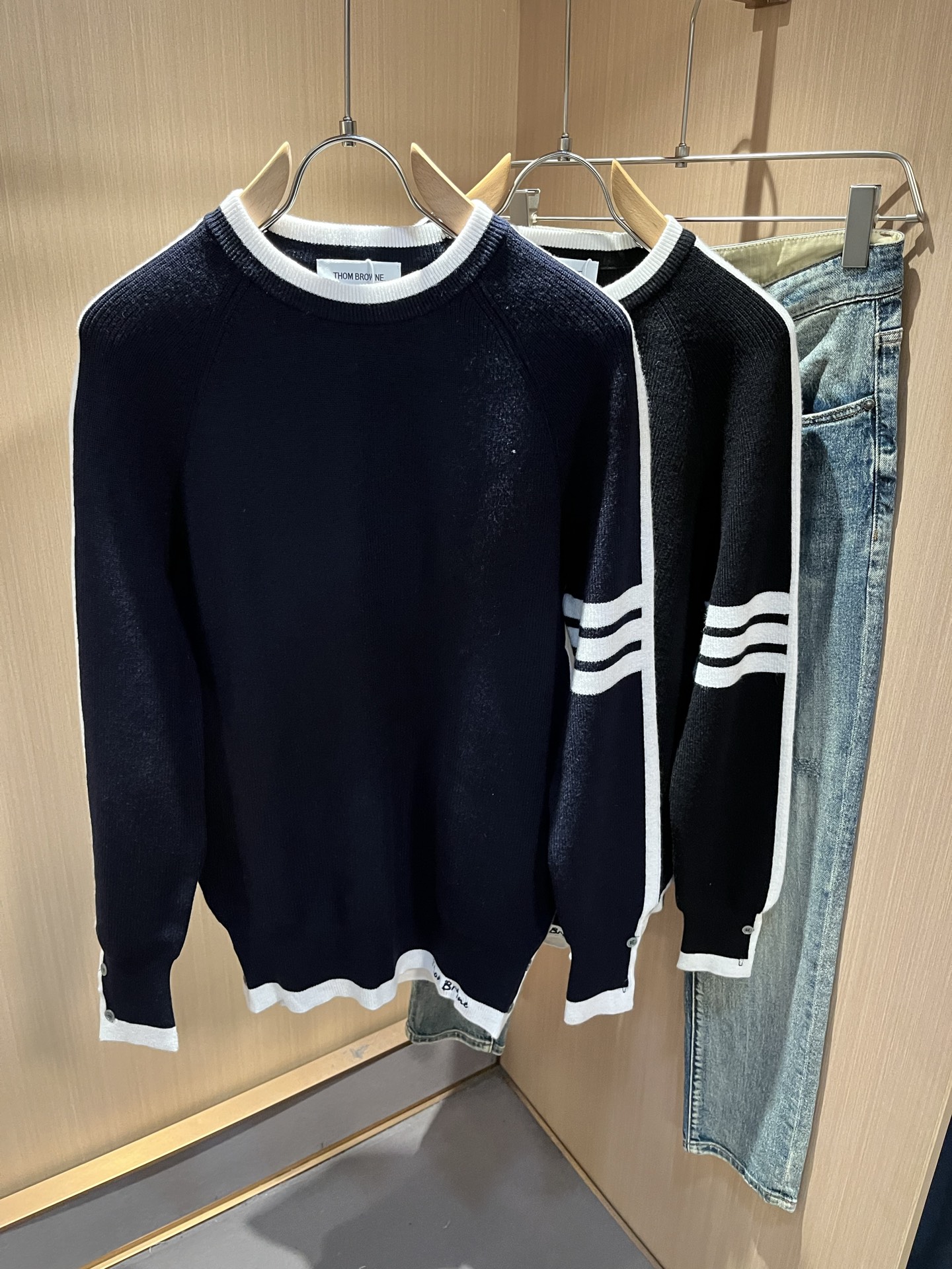 NO:703661,ThomBrow*e's new autumn and winter knitted wool sweaters for men and women, this year's new counter product, super soft wool fabric for men and women!  A fashionable and versatile model for the city, it is sure to be super popular this year. It is a must-have artifact for autumn and winter. It has a unique texture and a soft and smooth feel. It is not a product that can be compared with ordinary fabrics. Regular knitted wool fabric design, crocheted with classic iconic stripe design!  A rare model that can only be found. Very attractive design, liningless inseam binding technology, and very detailed. It is a model that requires a lot of attention to technology. Details determine the high-end. Minimalist design elements of the season, a must-have item for trendy men, perfect fit, highly recommended!  Size M-3XL,,19860909ThomBrow*e汤姆*朗秋冬新款男女同款针织羊毛衫,今年的专柜新品,男女同款超软羊毛面料！时尚都市百搭款,今年必定超火爆,秋冬必备神器,质感独特,手感柔嫩顺滑,不是一般面料所能对比的产品.常规的针织羊毛面料设计,钩织搭配经典标识性经典条纹设计！可遇不可求的款 非常极具魅力的设计,无里布内缝包边工艺,细节非常到位,要非常讲究技术的一款,细节决定高端.极简当季的设计元素,潮男必备单品,完美版型,强烈推荐！尺码M-3XL,,,Men's clothing