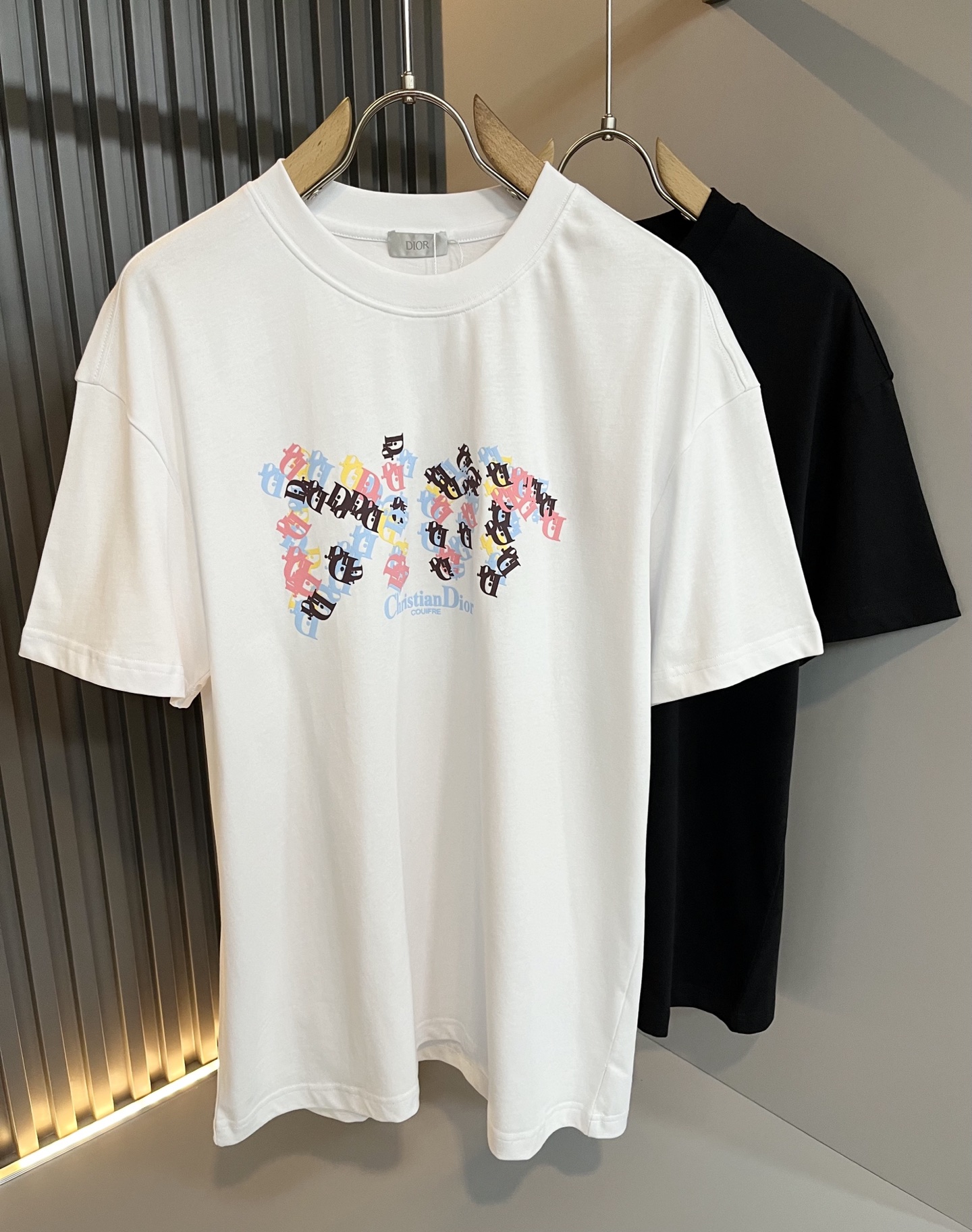 NO:703678,Dio*Dijia's new 2026 spring and summer short-sleeved T-shirts for men and women are on sale simultaneously at counters!  Customized exclusive 260g pure cotton fabric, customized original craft thread, and chest logo pattern printing craft design!  Simple and elegant, easy to match and versatile, extremely high-grade, perfectly integrated into fashion and style, it is a top-notch fashionable style that is perfect for outer wear!  The whole thing gives people a natural feeling!  The ultimate classic versatile short-sleeved T-shirt, designed with the latest three-dimensional letter logo embroidery elements!  The ultimate heavy work, the ultimate perfection!  Fans who pursue high quality should rush to buy it by themselves, and we sincerely invite all fans who know the goods to appreciate this model together!  !  Color Black White Size M-3XL,,dior,dior,T-shirt,tees,t-shirt,19860909Dio*迪家 2026春夏新款男女同款短袖T恤,专柜同步发售！定制专属260克纯棉面料,定制原版工艺螺纹,胸前logo图案印花工艺设计！简约大方,从容百搭,档次极高,完美融入时尚还有风情感一款完美符合外穿的顶尖时髦气质款！整体给人浑然天成的感觉！极致经典的百搭型短袖T恤,采用最新的立体字母logo刺绣元素设计！极致的重工极致的完美！追求高品质的粉丝们请自行抢购,诚邀所有识货的粉丝一同鉴赏此款！！颜色黑色 白色 尺码M-3XL,,dior,dior,T-shirt,tees，t-shirt,,Men's clothing