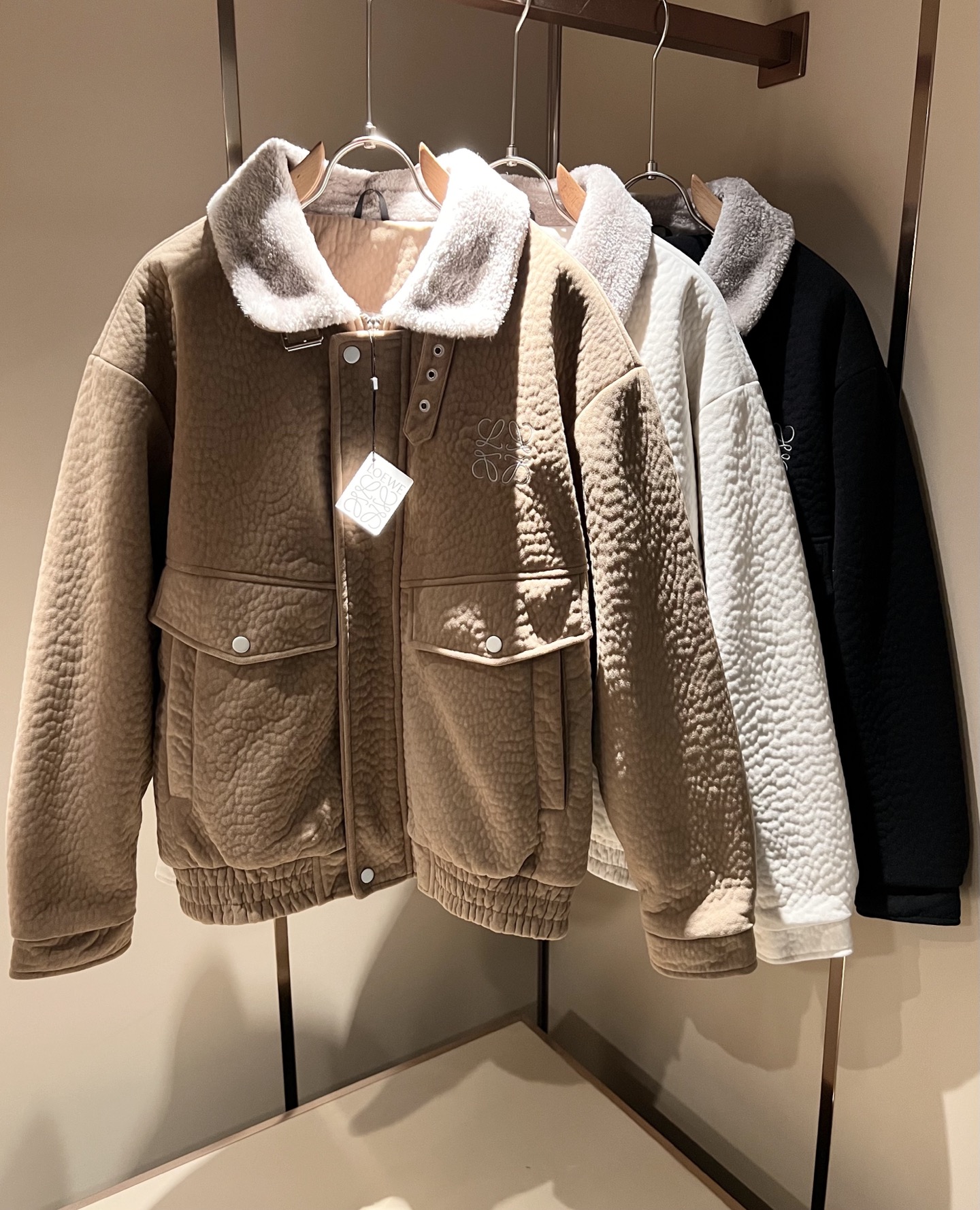 NO:703704,LO*WE/Luo Wei's new autumn and winter cotton-padded jackets of the same style are sold through trading company channels, the latest products of the year, and are sold simultaneously in official counters, classic star-level items!  LO*WE's leather goods have the highest say in the entire fashion circle. The brand value is very influential and has a century-old historical and cultural heritage. It is a brand used by the royal family and nobles. Its exquisite craftsmanship and design have subverted modern aesthetics!  The overall design is in line with the aesthetic design of the LOE family, using classic brand elements, perfectly inheriting the essence and genes of the LOE family, and injecting the brand logo pattern embroidery design on the chest!  The vision is quite exquisite and beautiful, highlighting the brand characteristics, highly recognizable and very fashionable. The overall design interprets minimalism to the extreme, simple and elegant!  Customers are supplied with high-grade materials imported from Egypt, which are extremely luxurious and special materials. The fabric properties are all of the highest quality. The tactile experience is self-evident, and you can enjoy the ultimate luxury!  The appearance is perfect, and the details are exquisite and elegant. It not only reduces age but also highlights the fashionable temperament. The upper body is full of temperament. The color matching is quite in line with the needs of matching seasons. It has a high degree of control and mix-matching. It has no age limit and has an excellent sense of style!  Size M-4XL,,loewe,jackets & coats,jackets & coats,19860909LO*WE/罗*威秋冬新款棉服同款夹克外套,贸易公司渠道货,年最新品,官柜同步售卖,经典明星级单品！LO*WE家的皮具单品在整个时装圈最有极高的的发言权,品牌价值影响力颇高,有着百年历史文化底蕴,皇室御贵族御用品牌,其精湛的手工艺及设计感颠覆了现代审美！整体的设计符合LOE家美学设计,运用了经典的品牌元素,完美沿袭了LOE家的精髓与基因,胸前注入品牌logo标识图案刺绣设计！视觉颇为精致美观,彰显了品牌特质,辨识度极高且极具时髦感,整体的设计将极简主义阐释到极致,简约而大方！客供埃及进口高级物料,极为奢华特殊的材质,面料属性皆为上乘,触感体验不言而喻,奢华极致享受！品相完美如斯,细节处处精致考究,即减龄又凸显了时髦气质感,上身满满的气质感,配色相当符合搭配季节需求,驾驭度混搭性极高,无关年龄界定,造型感极佳的一款单品！尺码M-4XL,,loewe,jackets & coats,jackets & coats,,Men's clothing