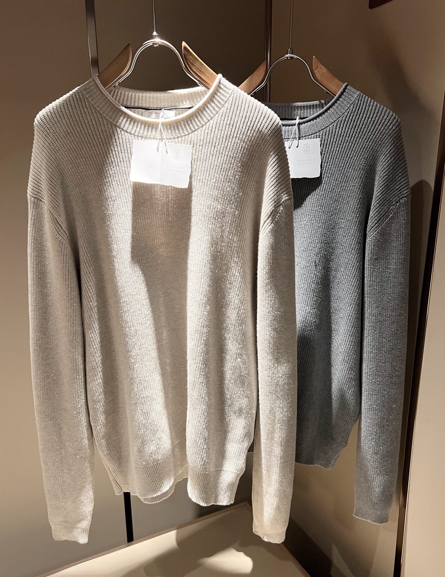 NO:703693,BC-Brunello Cucineli's new autumn and winter knitted woolen sweater, the latest fashion trend effect, fashionable new charm, elements and modern trendy high street style are integrated into the 'Tianguan work', a single product with full appearance. Knitted wool fabric is supplied to customers!  It feels smooth and delicate, and the breathability and comfort are impeccable. The simple and stylish design comes from the latest fashion methods, highlighting the avant-garde unique personality. A must-have item for fashionistas that expresses the meticulous fashion atmosphere of the new season. Same style for men and women. Sizes S-XL, brunello cucinelli,19860909BC-Brunello Cucineli 秋冬新款针织羊毛衫,最新时尚潮流效果,时尚新韵味,元素及现代潮流的高街风格融合一起的“天官之作”,颜值十足的单品.客供针织羊毛面料！手感顺滑细腻,着身的透气舒适感无可挑剔.简约时尚的版型设计来源于潮流时尚的最新手法,彰显前卫独特个性.时尚达人的必备单品表达全新季度一丝不苟的时尚气息.男女同款.尺码S-XL,,brunello cucinelli,,Men's clothing