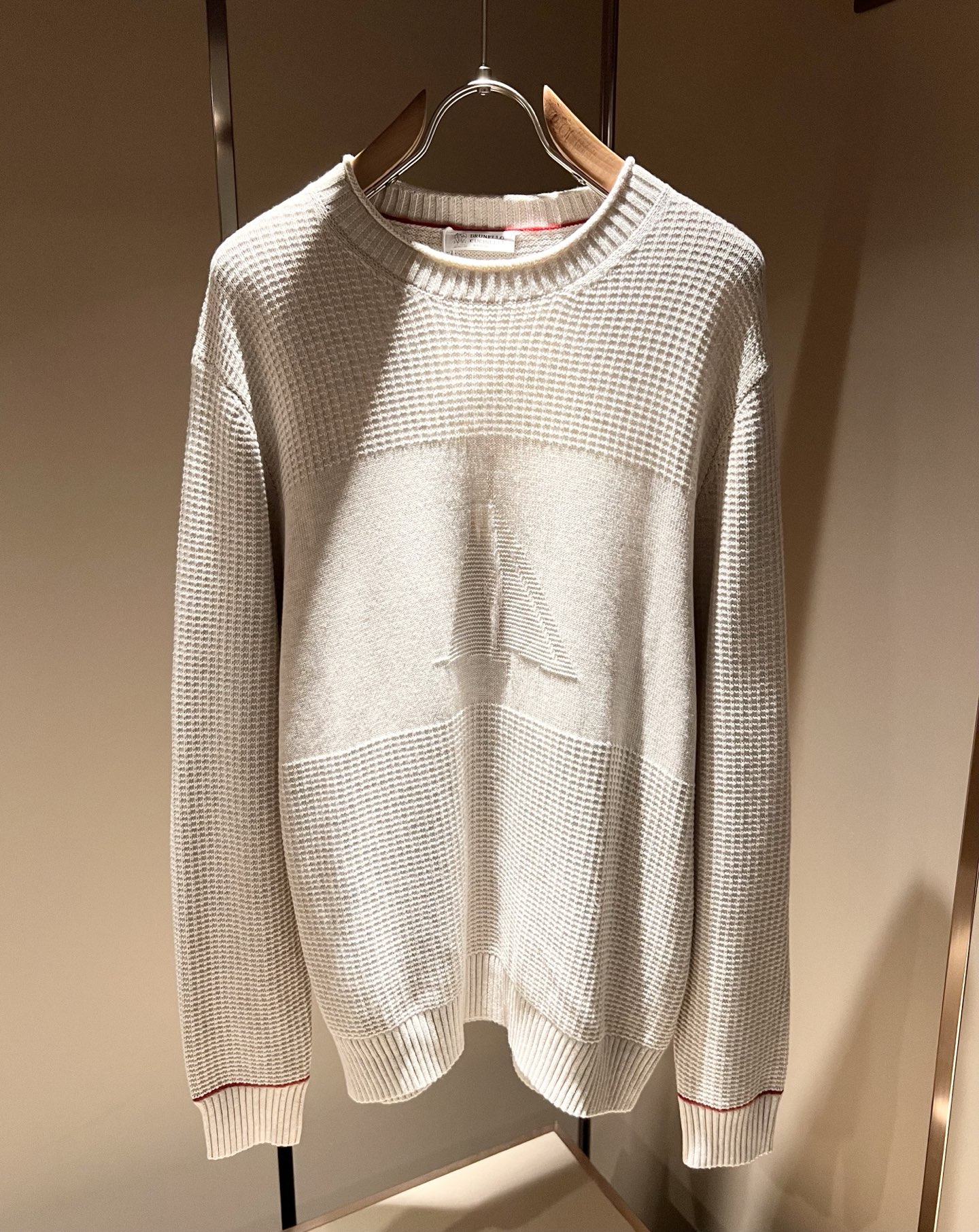 NO:703708,BC-Brunello Cucineli's new autumn and winter knitted woolen sweater, the latest fashion trend effect, fashionable new charm, elements and modern trendy high street style are integrated into the 'Tianguan work', a single product with full appearance. Knitted wool fabric is supplied to customers!  It feels smooth and delicate, and the breathability and comfort are impeccable. The simple and stylish design comes from the latest fashion methods, highlighting the avant-garde unique personality. A must-have item for fashionistas that expresses the meticulous fashion atmosphere of the new season. Same style for men and women. Sizes S-XL, brunello cucinelli,19860909BC-Brunello Cucineli 秋冬新款针织羊毛衫,最新时尚潮流效果,时尚新韵味,元素及现代潮流的高街风格融合一起的“天官之作”,颜值十足的单品.客供针织羊毛面料！手感顺滑细腻,着身的透气舒适感无可挑剔.简约时尚的版型设计来源于潮流时尚的最新手法,彰显前卫独特个性.时尚达人的必备单品表达全新季度一丝不苟的时尚气息.男女同款.尺码S-XL,,brunello cucinelli,,Men's clothing