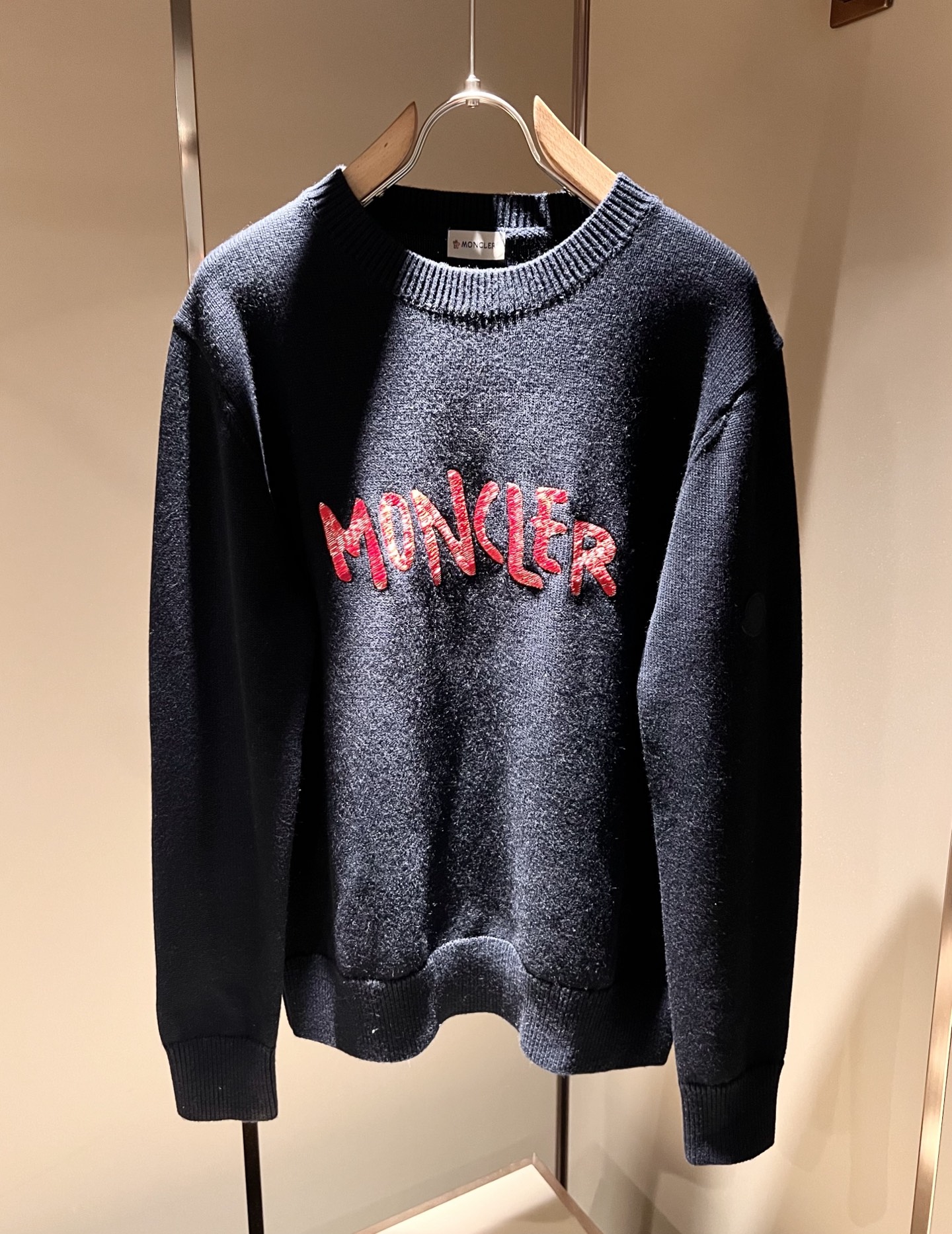 NO:703715,Moncl*r is the latest trade order knitted woolen sweater for men and women in autumn and winter, the same style for couples, in full condition!  !  Internet celebrity model!  The craftsmanship is knitted wool crochet, and the sleeves are simply designed with Mon logo embroidery!  Not stiff, with a rich three-dimensional feel overall, quality export order, customized exclusive knitted wool fabric, to meet the simple needs of commuters for dressing. The upper body effect is very good, slimming, and not picky about the figure. The fabric workmanship... is impeccable, good craftsmanship and good fabrics can make you wear a good taste, a must-have item for everyone!  Size S-XL,,19860909Moncl*r蒙*口 秋冬男女同款情侣款最新的贸易订单针织羊毛衫,全品相！！网红款！工艺采用针织羊毛钩织,袖子简单Mon标识logo刺绣设计！不僵硬,整体有着丰富的立体感,品质出口订单,定制专属针织羊毛面料,满足通勤人们对于着装的简约需求,上身效果很好,显瘦,不挑剔身材.面料做工....无可挑剔,好工艺好面料才能穿出好品味一款,人手必备单品！尺码S-XL,,,Men's clothing