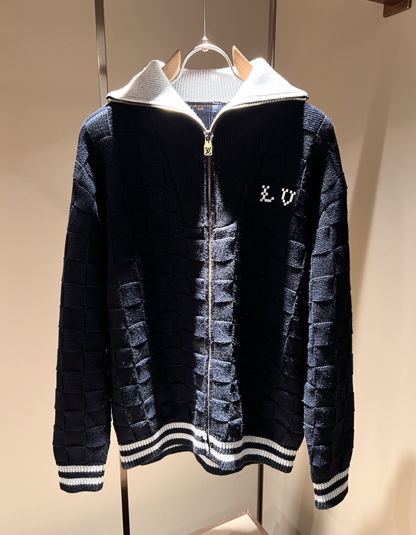 NO:703698,Louis Vuit*on autumn and winter Louis family light luxury knitted wool sweater!  The new high-end brand of the Louis family, the details and quality are always flawless, and the creative designs are endless. The letter logo pattern embroidery design on the chest!  It is something that everyone loves. Made of top-knit blend, it is super soft and tough, and has excellent breathability. It comes from world-class trade-level OEM channels, and the quantity is extremely rare and sold out. The three-dimensional logo presents an unusual texture, clean and neat. This is the Louis family's specialty and the latest technology of this season. The level of detail has reached the top, and the slim-fitting three-dimensional tailoring design is a must. It is a fusion of luxury and fashion!  Size S-XL,,louis vuitton,louis vuitton,19860909Louis Vuit*on 秋冬路易家族轻奢针织羊毛衫！路易家族的新高端,细节品质永远的那么完美无瑕,创意设计层出不穷.胸前字母logo图案刺绣设计！实属人见人爱的东西.顶针织混纺打造,超级柔软且具有韧性,透气感也是绝佳.来自世界级贸易级别的代工厂渠道,数量极其稀少售完无补.立体Logo呈现不一般的质感,干净俐落.这是路易家族的看家绝活也是本季度的最新工艺.细致化程度已经达到顶端了,修身立体剪裁的版型设计堪称一绝.属于奢华与时尚的融合！尺码S-XL,,louis vuitton,louis vuitton,,Men's clothing