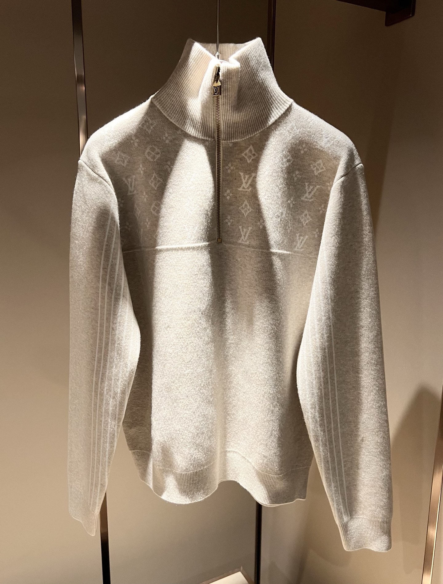 NO:703712,Louis Vuit*on autumn and winter Louis family light luxury knitted wool sweater!  The new high-end product of the Louis family, the details and quality are always flawless, and the creative designs are endless. The letter logo pattern on the chest is crocheted!  It is something that everyone loves. Made of top-knit blend, it is super soft and tough, and has excellent breathability. It comes from world-class trade-level OEM channels, and the quantity is extremely rare and sold out. The three-dimensional logo presents an unusual texture, clean and neat. This is the Louis family's specialty and the latest technology of this season. The level of detail has reached the top, and the slim-fitting three-dimensional tailoring design is a must. It is a fusion of luxury and fashion!  Size S-XL,,louis vuitton,louis vuitton,19860909Louis Vuit*on 秋冬路易家族轻奢针织羊毛衫！路易家族的新高端,细节品质永远的那么完美无瑕,创意设计层出不穷.胸前字母logo图案钩织设计！实属人见人爱的东西.顶针织混纺打造,超级柔软且具有韧性,透气感也是绝佳.来自世界级贸易级别的代工厂渠道,数量极其稀少售完无补.立体Logo呈现不一般的质感,干净俐落.这是路易家族的看家绝活也是本季度的最新工艺.细致化程度已经达到顶端了,修身立体剪裁的版型设计堪称一绝.属于奢华与时尚的融合！尺码S-XL,,louis vuitton,louis vuitton,,Men's clothing