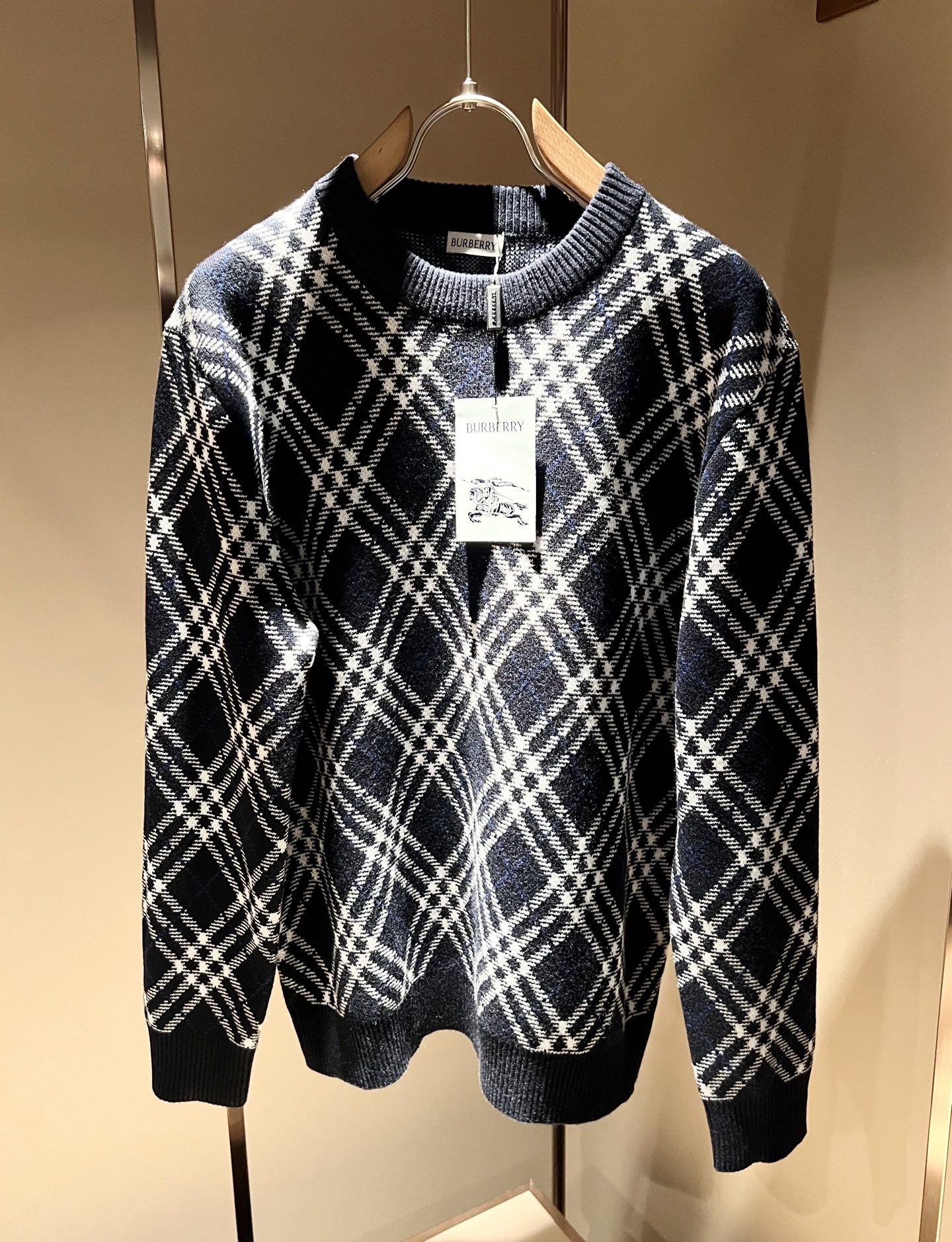 NO:703717,Bur*erry's new autumn and winter knitted wool sweater, the brand's classic design elements!  It’s neither monotonous nor complicated, just the right amount to show off your taste!  Customized wool fabrics for customers!  Comfortable and breathable are not a problem at all, and the unique luxury feel of the fabric presents a simple and elegant temperament!  Every detail is in sync with high-end fashion. Sizes: S-XL, burberry,19860909Bur*erry 巴*莉 秋冬新款针织羊毛衫,品牌经典设计元素！既不单调也不复杂,恰到好处的展现品味！客供定制羊毛面料！舒适透气根本不在话下,面料独具的高奢感呈现简约优雅气质！每一处细节都是与高端时尚同步的体现.尺码:S-XL,,burberry,,Men's clothing