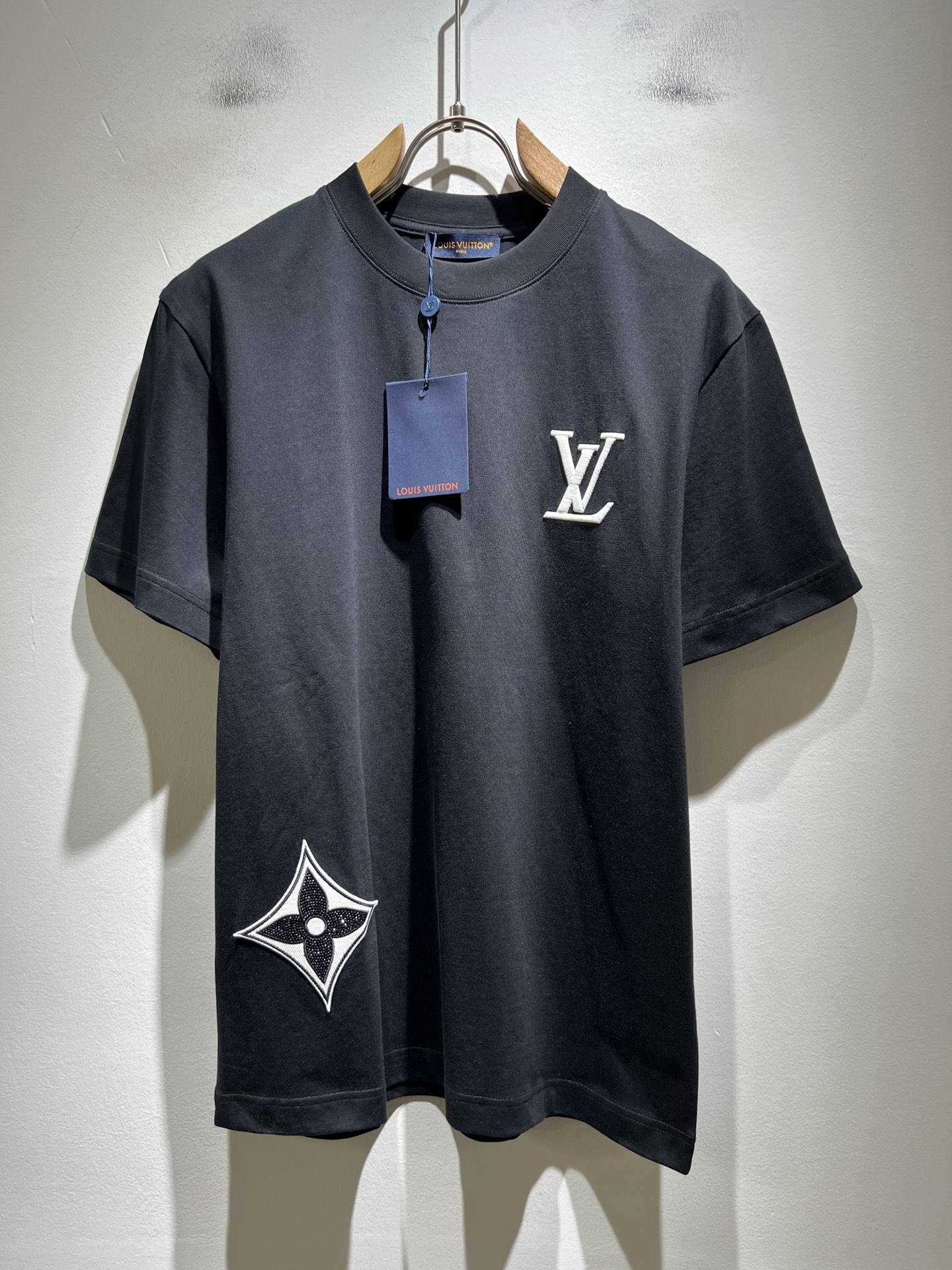 NO:703691,LouisVuitt* Louis*den's new 2026 spring and summer series of items are online. It is a very fashionable and avant-garde short-sleeved T-shirt for men and women, with logo embroidery and decoration!  It is different from the past and declares the design concept that the brand has inherited for many years!  Its eye-catching appeal is no less than any classic style, perfectly presenting the sense of fashion, high-end and luxury to the world!  It is made of imported 100% cotton material supplied by customers. It is a selection of high-quality pure cotton fabrics. It feels soft, waxy and delicate to the skin. The actual product will definitely exceed your imagination. It is extremely comfortable and breathable. Even if you sweat profusely, you will not feel greasy or stuffy. It maximizes sweat wicking and moisture absorption!  Size S-2XL,,louis vuitton,louis vuitton,T-shirt,tees,t-shirt,19860909LouisVuitt*路易*登 2026春夏全新系列单品上线,非常时髦前卫的一款男女同款短袖T恤,标识logo图案刺绣修饰！区别于以往的不同,宣示品牌传承多年的设计理念！其吸睛度完全不亚于任何经典款式,将时髦高级感与奢华感完美呈现在世人眼前！客供进口全棉材质制成,精选优质纯棉面料,触感软糯亲肤细腻,实物到手绝对超乎你的想象,贴身无比舒适透气,即便是汗流浃背也不会有腻身及闷热感可言,将排汗吸湿性发挥到了极致！尺码S-2XL,,louis vuitton,louis vuitton,T-shirt,tees，t-shirt,,Men's clothing