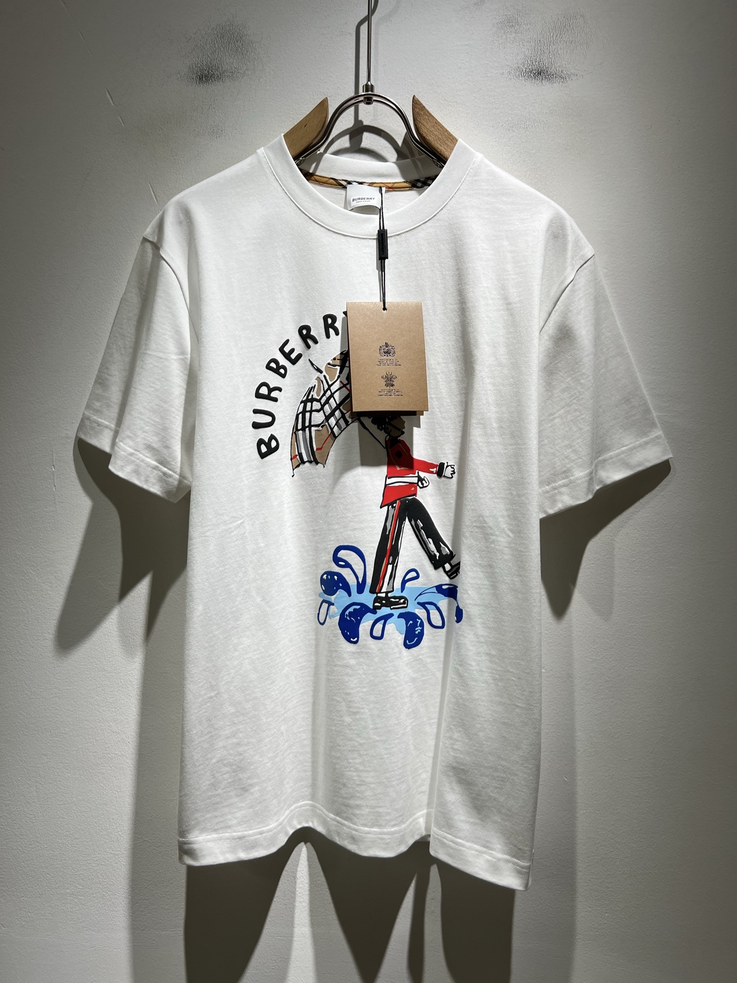 NO:703718,BURBER*Y's 2026 spring and summer new short-sleeved T-shirt is a big hit. It is made of the recently popular environmentally friendly pure cotton fabric. It is a high-end outdoor sports and leisure series. It is a very hot sports trend!  BUR's latest research and development of special materials, body embroidery logo pattern printing design!  The fabric is also called memory cloth, which refers to the fabric with morphological memory function. It beats all versions on the market instantly. It can only be said that it is not on the same level at all. Whether it is the material, the degree of detail restoration and the craftsmanship, it is not afraid of any challenges, just to provide everyone with wonderful products. As always, it is consistent and implemented.  A style of BUR's core concept will be tightly tied to fashion, always maintaining a perfect, simple but not simple design style, which perfectly meets your daily needs. Size: S-2XL,, burberry, T-shirt, tees, t-shirt,19860909BURBER*Y巴*莉2026春夏新品短袖T恤,重磅来袭,最近比较火热的环保纯棉面料制作而成,高端户外运动休闲系列,非常火热运动风潮！BUR最新研发的特殊材质,衣身刺绣logo图案印花设计！面料也叫记忆布,是指具有形态记忆功能的面料,秒杀市面上一切版本,只能说根本就不是一个级别的存在,不管是材质还是细节还原度以及工艺制作方面,不惧任何挑战,只为给大家奉献绝妙产物一如既往,始终如一,贯彻了BUR核心理念的一个款式将与时尚紧紧的捆绑在一起,时刻保持完美,简约而不简单的的设计风格,完美的满足了你日常所需要的穿搭.尺码:S-2XL,,burberry,T-shirt,tees，t-shirt,,Men's clothing