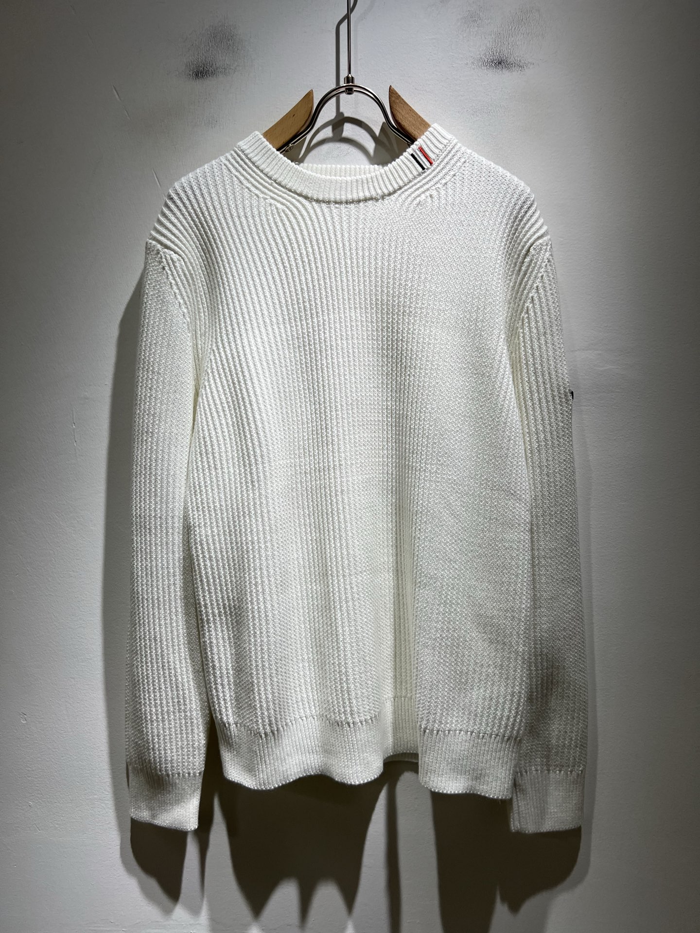 NO:703703,Moncl*r is the latest trade order knitted woolen sweater for men and women in autumn and winter, the same style for couples, in full condition!  !  Internet celebrity model!  The craftsmanship is knitted wool and crocheted, and the sleeves are designed with a simple Mon logo badge!  Not stiff, with a rich three-dimensional feel overall, quality export order, customized exclusive knitted wool fabric, to meet the simple needs of commuters for dressing. The upper body effect is very good, slimming, and not picky about the figure. The fabric workmanship... is impeccable, good craftsmanship and good fabrics can make you wear a good taste, a must-have item for everyone!  Size S-XL,,19860909Moncl*r蒙*口 秋冬男女同款情侣款最新的贸易订单针织羊毛衫,全品相！！网红款！工艺采用针织羊毛钩织,袖子简单Mon标识logo徽章设计！不僵硬,整体有着丰富的立体感,品质出口订单,定制专属针织羊毛面料,满足通勤人们对于着装的简约需求,上身效果很好,显瘦,不挑剔身材.面料做工....无可挑剔,好工艺好面料才能穿出好品味一款,人手必备单品！尺码S-XL,,,Men's clothing