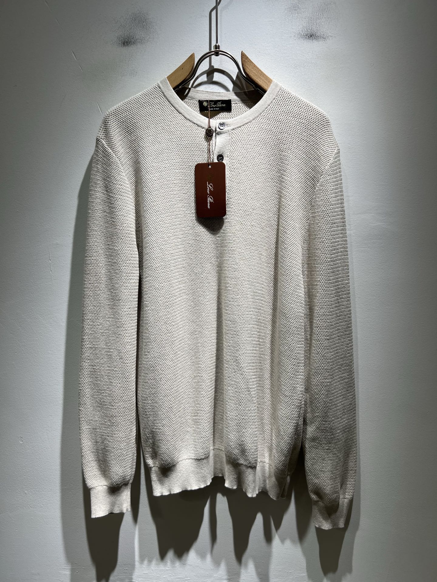 NO:703705,Loro Piana's latest trade order knitted woolen sweaters for men in fall and winter, all in good condition!  !  The upper body is comfortable and breathable, not stiff, and the overall body has a rich three-dimensional feel. Quality export order, customized exclusive knitted wool fabric tailoring, to meet the simple needs of commuters for dressing. The upper body effect is very good, slimming, and not picky about the figure. The fabric workmanship... is impeccable, only good craftsmanship and good fabrics can wear a good taste, a must-have item for everyone!  Size S-XL,,loro piana,19860909Loro Piana诺悠翩雅 秋冬男士最新的贸易订单针织羊毛衫,全品相！！上身舒适透气,不僵硬,整体有着丰富的立体感,品质出口订单,定制专属针织羊毛面料剪裁,满足通勤人们对于着装的简约需求,上身效果很好,显瘦,不挑剔身材.面料做工....无可挑剔,好工艺好面料才能穿出好品味一款,人手必备单品！尺码S-XL,,loro piana,,Men's clothing