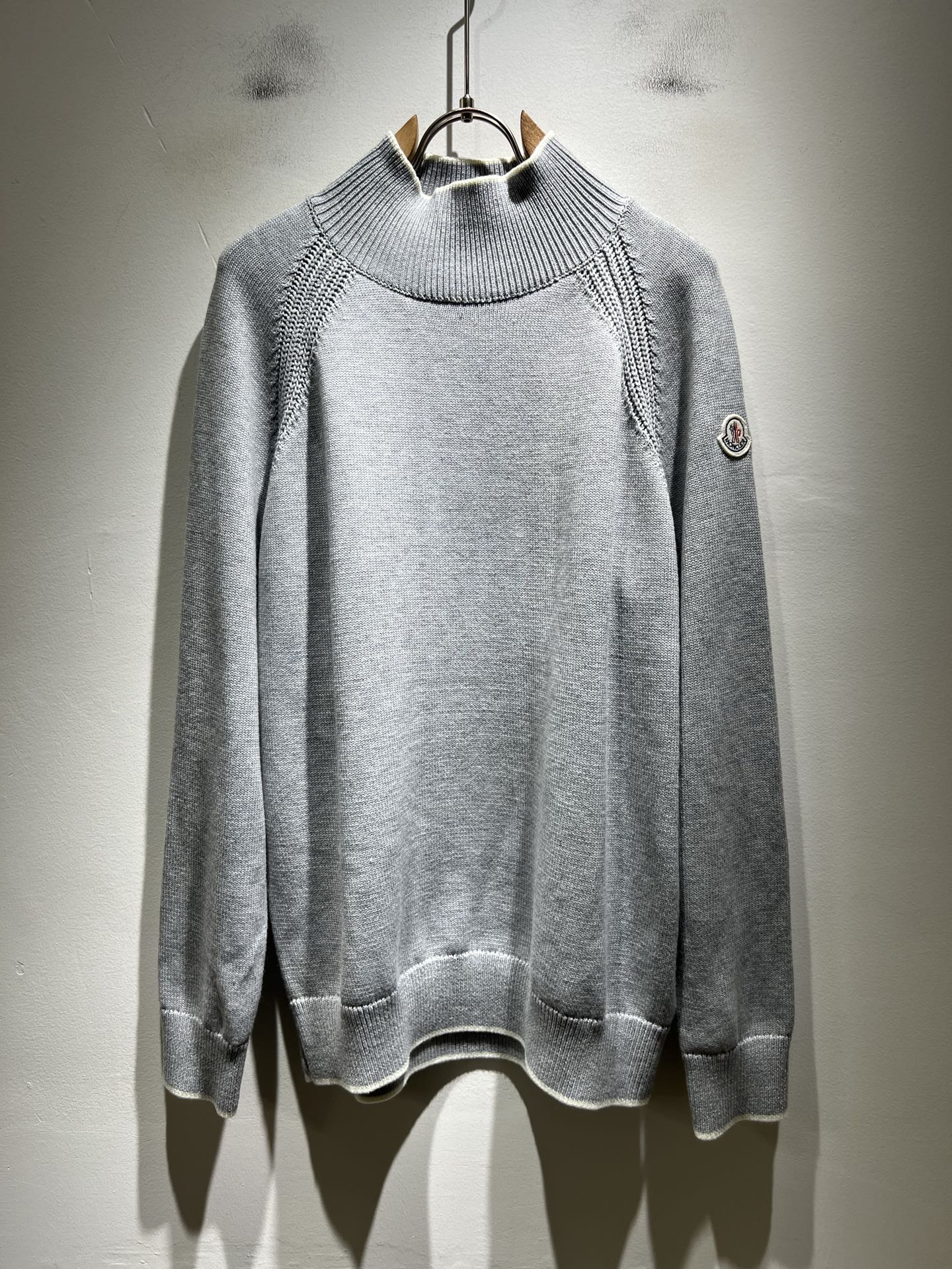 NO:703697,Moncl*r is the latest trade order knitted woolen sweater for men and women in autumn and winter, the same style for couples, in full condition!  !  Internet celebrity model!  The craftsmanship is knitted wool and crocheted, and the sleeves are designed with a simple Mon logo badge!  Not stiff, with a rich three-dimensional feel overall, quality export order, customized exclusive knitted wool fabric, to meet the simple needs of commuters for dressing. The upper body effect is very good, slimming, and not picky about the figure. The fabric workmanship... is impeccable, good craftsmanship and good fabrics can make you wear a good taste, a must-have item for everyone!  Size S-XL,,19860909Moncl*r蒙*口 秋冬男女同款情侣款最新的贸易订单针织羊毛衫,全品相！！网红款！工艺采用针织羊毛钩织,袖子简单Mon标识logo徽章设计！不僵硬,整体有着丰富的立体感,品质出口订单,定制专属针织羊毛面料,满足通勤人们对于着装的简约需求,上身效果很好,显瘦,不挑剔身材.面料做工....无可挑剔,好工艺好面料才能穿出好品味一款,人手必备单品！尺码S-XL,,,Men's clothing