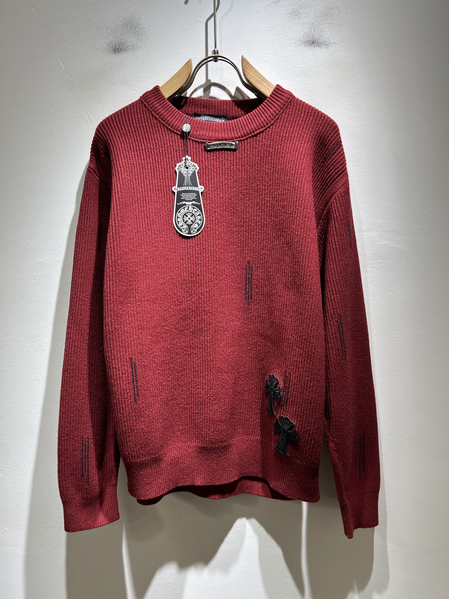 NO:703699,Chrome hear*s is a new autumn and winter knitted sweater for both men and women. It is a high street jacket that you recognize from the bottom of your heart and becomes more rare as time goes by. The king of trendy high street is the trendy brand chrome hear*s. To be honest, wearing Chrome hear*s is very fashionable. If you also match it with a jacket, it will be trendy. It is popular on the street. It feels amazing and can be said to be heaven on earth. It is decorated with logo hardware!  The upper body is really not picky. It has a very casual and chic taste, which enhances the sense of fashion and appearance. Moreover, this version is very easy to match with various types of pants. It is easy to identify. It is tough and not easy to wear. The details and craftsmanship are very good. Size M-4XL, chrome hearts, chrome hearts, jackets & coats, jackets & coats,19860909Chrome hear*s克*心 秋冬新款男女同款针织衫,男女同款一款让你从心底认可的高街夹克外套,并且经过时间的推移而让你更加珍稀,潮流的高街之王,那就是潮牌chrome hear*s克*心,穿克罗心的实话讲很潮了,如果连夹克也一起搭配,那就是潮爆了,潮爆街头没话说.手感一绝,可以说是人间天堂了.搭配logo五金修饰！上身真心不挑人,休闲潇洒的味道特别足,提升时尚感和颜值,并且这样的版型特别好搭配各种类型的裤子,辨识度就在哪里,韧性足,不易磨损,细节工艺非常到位.尺码M-4XL,,chrome hearts,chrome hearts,jackets & coats,jackets & coats,,Men's clothing