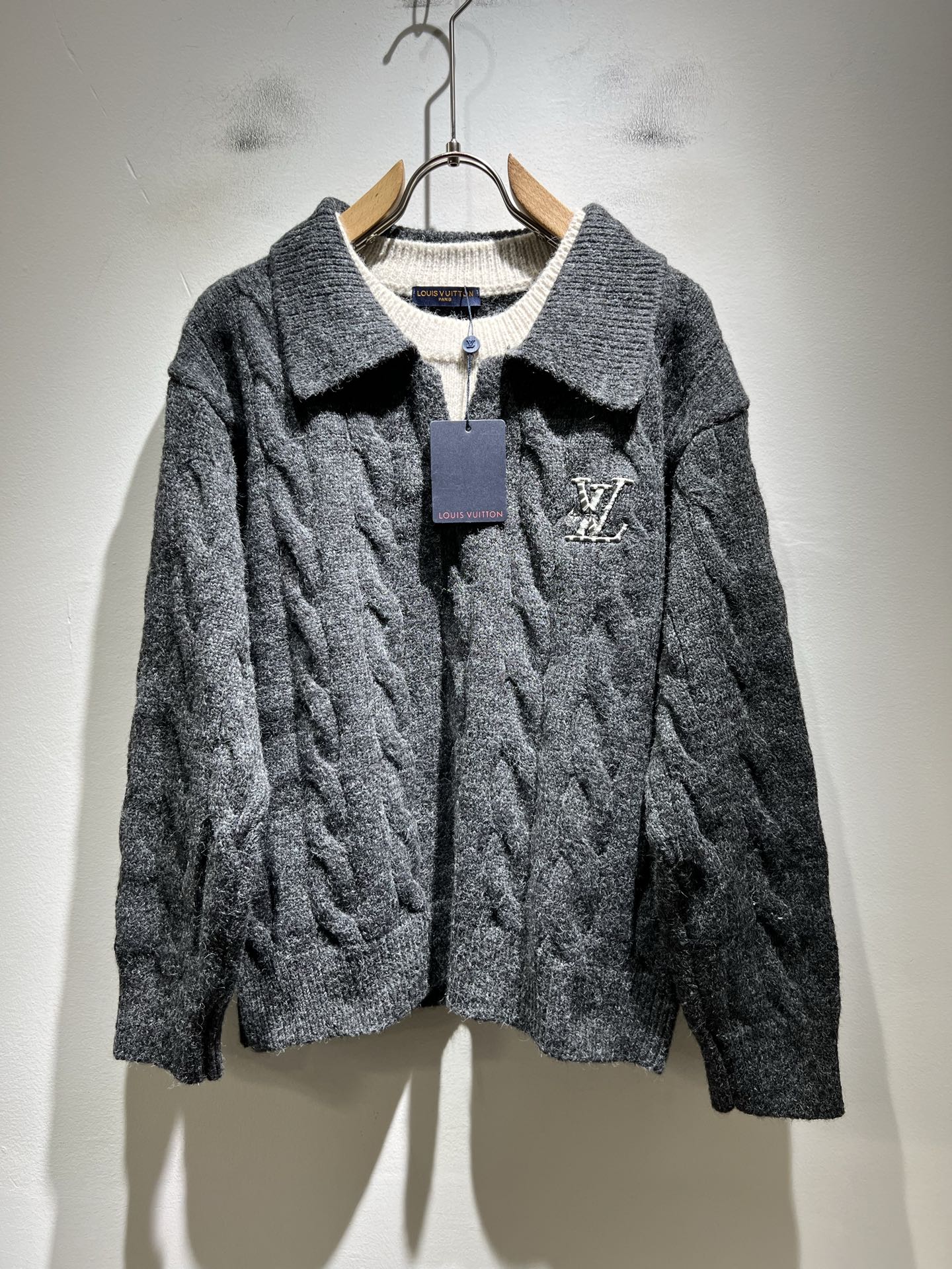 NO:703709,Louis Vuit*on autumn and winter Louis family light luxury knitted wool sweater!  Same decoration for men and women!  The new high-end of the Louis family, the details and quality are always so perfect, and the creative designs are endless. You are not a fashionista if you don’t buy a few pieces of Louis this autumn and winter. The logo design is embroidered on the chest!  It is something that everyone loves. Made of top-quality wool blend, it is super soft and tough, and has excellent breathability. It comes from world-class trading OEM channels, and the quantity is extremely rare and sold out. It is a presbyopic item that is released every year by 'Donkey Brand'.  The body logo presents an unusual texture, clean and neat. This is the Louis family's unique skill and the latest craftsmanship of this season. The level of detail has reached the top, and the slim and three-dimensional tailoring is a unique design. It is a fusion of luxury and fashion!  Size M-4XL,,louis vuitton,louis vuitton,louis vuitton,19860909Louis Vuit*on 秋冬路易家族轻奢针织羊毛衫！男女同款装饰！ 路易家族的新高端,细节品质永远的那么完美无瑕,创意设计层出不穷.今年秋冬季节没有入手几件路易你算不上时尚达人.胸前刺绣logo图案设计！实属人见人爱的东西.顶级羊毛混纺打造,超级柔软且具有韧性,透气感也是绝佳.来自世界级贸易级别的代工厂渠道,数量极其稀少售完无补.“驴牌”每年都会出的老花单品,立体Logo呈现不一般的质感,干净俐落.这是路易家族的看家绝活也是本季度的最新工艺.细致化程度已经达到顶端了,修身立体剪裁的版型设计堪称一绝.属于奢华与时尚的融合！尺码M-4XL,,louis vuitton,louis vuitton,louis vuitton,,Men's clothing