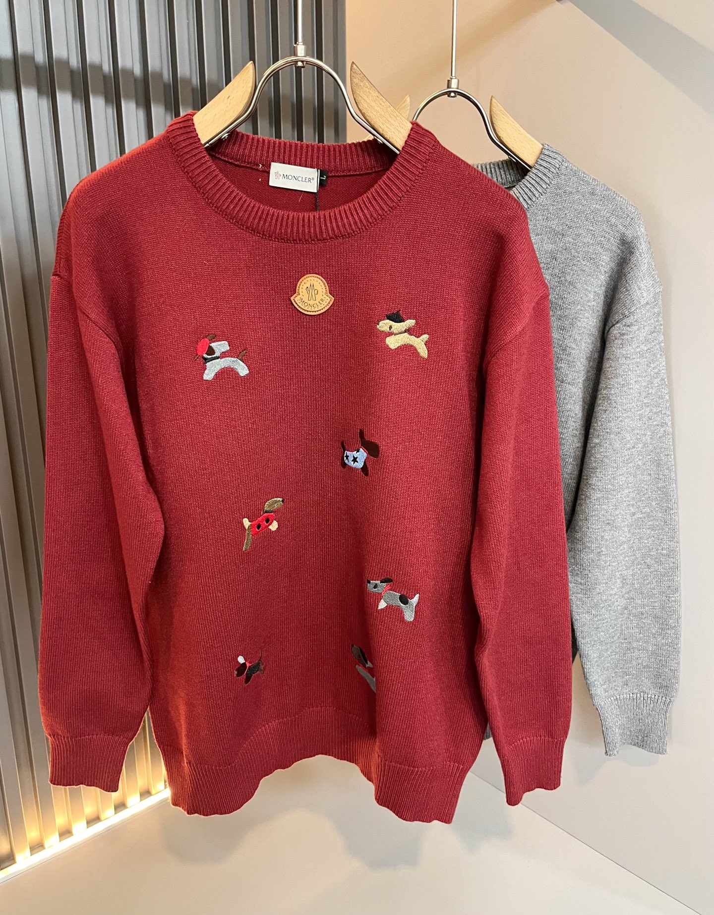 NO:703672,Moncl*r mont*mouth holiday series!  The latest trade order for autumn and winter, long-sleeved knitted woolen sweater, in full condition!  !  Internet celebrity model!  This year’s new counter product of Christmas red is [Spring Festival, a hot item!  】The craftsmanship is knitted wool crocheting, and the simple Mon logo badge design!  Not stiff, with a rich three-dimensional feel overall, quality export order, customized exclusive knitted wool fabric, to meet the simple needs of commuters for dressing. The upper body effect is very good, slimming, and not picky about the figure. The fabric workmanship... is impeccable, good craftsmanship and good fabrics can make you wear a good taste, a must-have item for everyone!  Size M-4XL,,19860909Moncl*r蒙*口 节日款系列！秋冬最新的贸易订单长袖针织羊毛衫,全品相！！网红款！ 圣诞红今年的专柜新品,【春节,爆款！】工艺采用针织羊毛钩织,简单Mon标识logo徽章设计！不僵硬,整体有着丰富的立体感,品质出口订单,定制专属针织羊毛面料,满足通勤人们对于着装的简约需求,上身效果很好,显瘦,不挑剔身材.面料做工....无可挑剔,好工艺好面料才能穿出好品味一款,人手必备单品！尺码M-4XL,,,Men's clothing