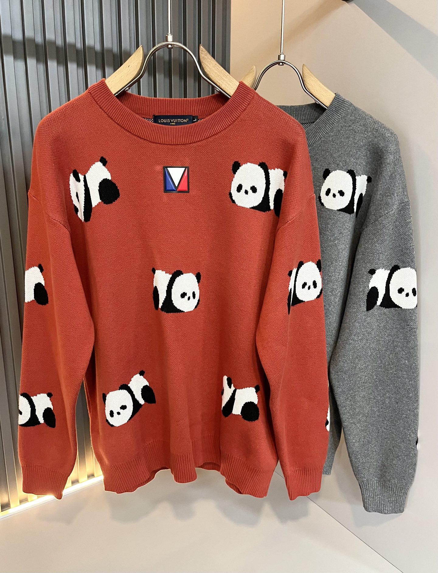 NO:703685,LouisVuitt* Louis* holiday collection!  New autumn and winter knitted woolen sweaters, Christmas red, this year’s new counter products, [Spring Festival, hot style!  】The latest fashion trend effect, new fashion charm, 'Tianguan's work' that combines elements and modern trendy high street style, a single product with full appearance. Knitted wool fabric is supplied to customers!  It feels smooth and delicate, and the breathability and comfort are impeccable. The simple and stylish design comes from the latest fashion techniques, including the logo pattern badge design!  Showing the avant-garde unique personality. A must-have item for fashionistas to express the meticulous fashion atmosphere of the new season. Same style for men and women. Sizes M-4XL,, louis vuitton, louis vuitton,19860909LouisVuitt*路易*登节日款系列！秋冬新款针织羊毛衫, 圣诞红今年的专柜新品,【春节,爆款！】最新时尚潮流效果,时尚新韵味,元素及现代潮流的高街风格融合一起的“天官之作”,颜值十足的单品.客供针织羊毛面料！手感顺滑细腻,着身的透气舒适感无可挑剔.简约时尚的版型设计来源于潮流时尚的最新手法,标志logo图案徽章设计！彰显前卫独特个性.时尚达人的必备单品表达全新季度一丝不苟的时尚气息.男女同款.尺码M-4XL,,louis vuitton,louis vuitton,,Men's clothing