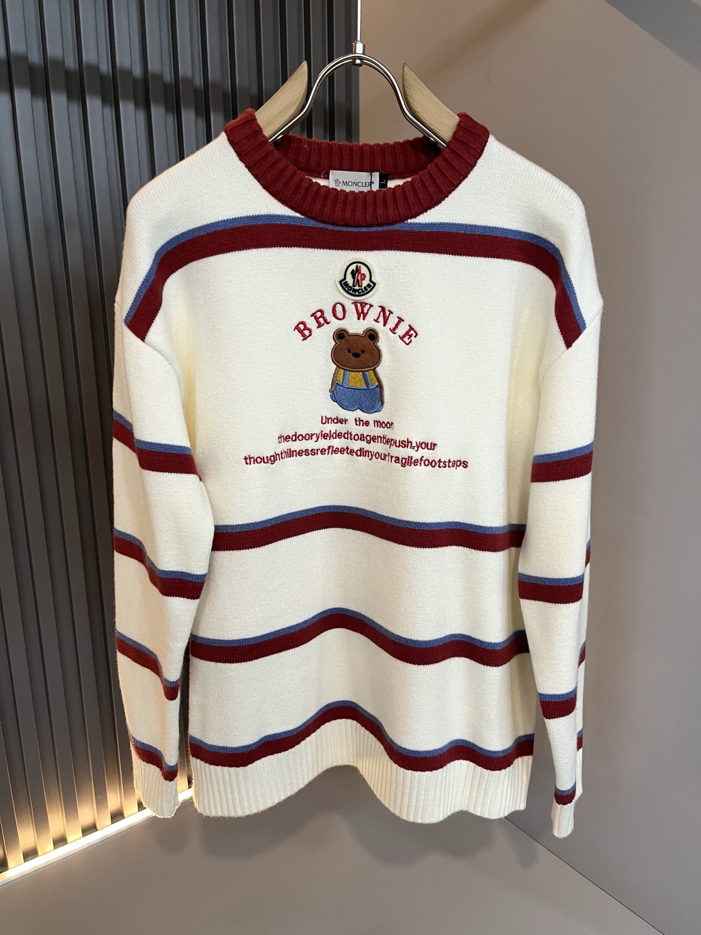 NO:703677,Moncl*r mont*mouth holiday series!  The latest trade order for autumn and winter, long-sleeved knitted woolen sweater, in full condition!  !  Internet celebrity model!  This year’s new counter product of Christmas red is [Spring Festival, a hot item!  】The craftsmanship is knitted wool crocheting, and the simple Mon logo badge design!  Not stiff, with a rich three-dimensional feel overall, quality export order, customized exclusive knitted wool fabric, to meet the simple needs of commuters for dressing. The upper body effect is very good, slimming, and not picky about the figure. The fabric workmanship... is impeccable, good craftsmanship and good fabrics can make you wear a good taste, a must-have item for everyone!  Size M-4XL,,19860909Moncl*r蒙*口 节日款系列！秋冬最新的贸易订单长袖针织羊毛衫,全品相！！网红款！ 圣诞红今年的专柜新品,【春节,爆款！】工艺采用针织羊毛钩织,简单Mon标识logo徽章设计！不僵硬,整体有着丰富的立体感,品质出口订单,定制专属针织羊毛面料,满足通勤人们对于着装的简约需求,上身效果很好,显瘦,不挑剔身材.面料做工....无可挑剔,好工艺好面料才能穿出好品味一款,人手必备单品！尺码M-4XL,,,Men's clothing