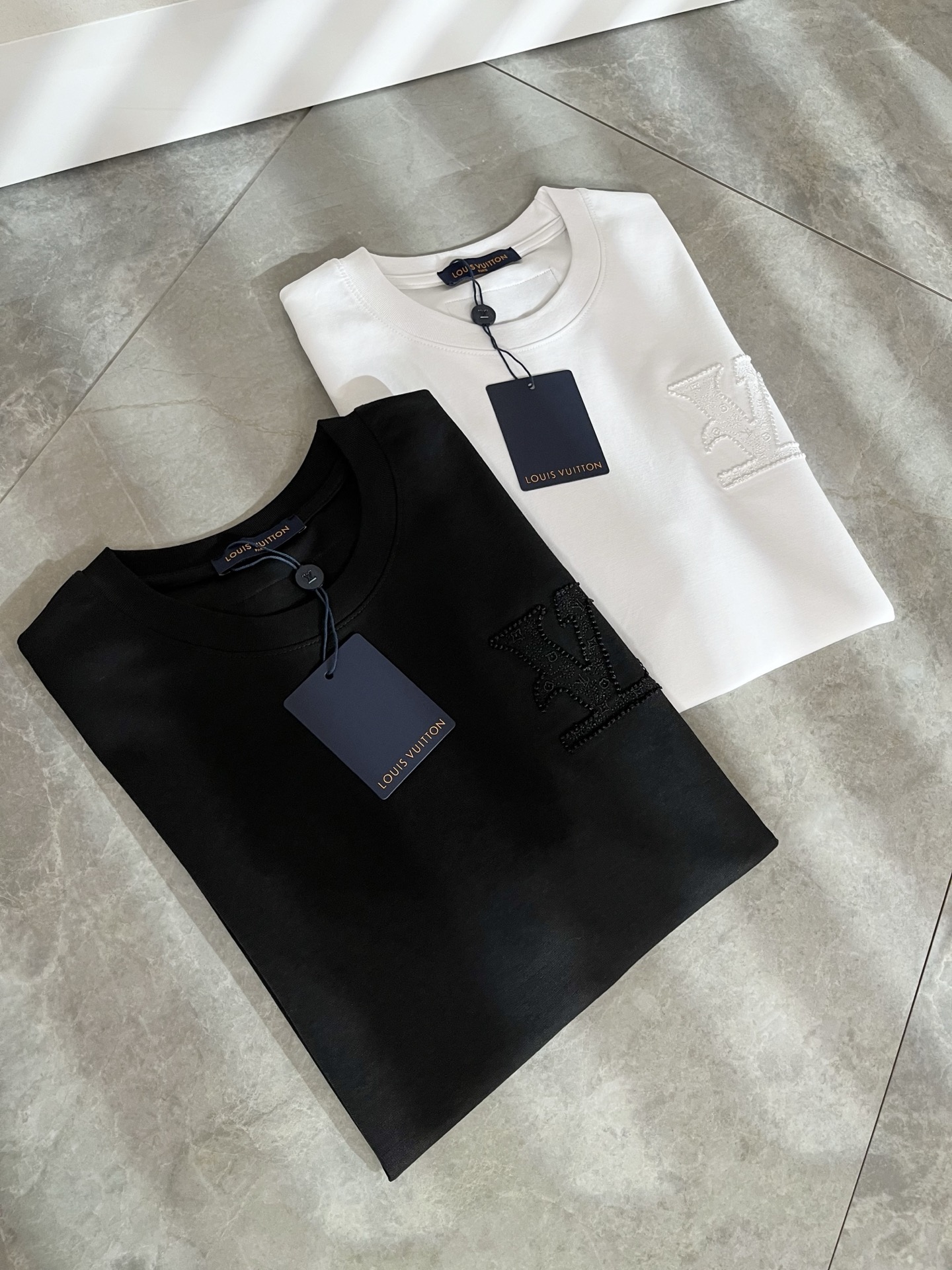 P80 LouisVuitt* Louis*den 2026 La nueva serie de artículos de primavera y verano está en línea. Es una camiseta de mang…
