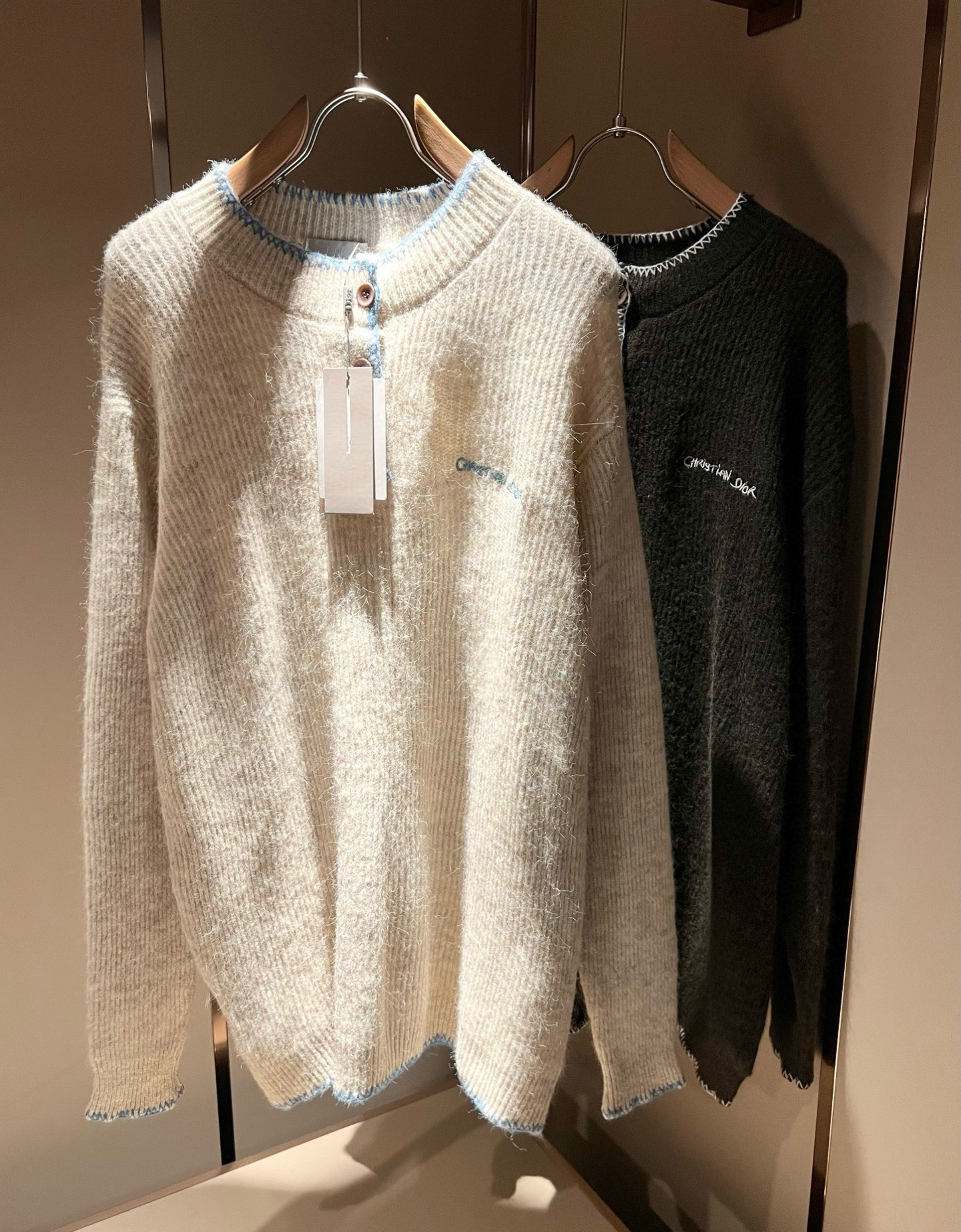 NO:712397,[Supports exchange after the new year] Dio*Dijia's new autumn and winter knitted sweaters for men and women are on sale at the same time at the counter!  Customized exclusive wool fabric, easy to match and versatile, extremely high-grade, perfectly integrated into fashion and style, a top-notch fashionable style that is perfect for outer wear!  The whole thing gives people a natural feeling!  The ultimate classic uses the latest three-dimensional hem letter logo element embroidery design!  The ultimate heavy work, the ultimate perfection!  Fans who pursue high quality should rush to buy it by themselves, and we sincerely invite all fans who know the goods to appreciate this model together!  !  Size M-2XL,,dior,dior,19860909【支持年后退换】 Dio*迪家 秋冬新款男女同款针织羊毛衫,专柜同步发售！定制专属羊毛面料,从容百搭,档次极高,完美融入时尚还有风情感一款完美符合外穿的顶尖时髦气质款！整体给人浑然天成的感觉！极致经典采用最新立体下摆字母logo元素刺绣设计！极致的重工极致的完美！追求高品质的粉丝们请自行抢购,诚邀所有识货的粉丝一同鉴赏此款！！尺码M-2XL,,dior,dior,,Men's clothing