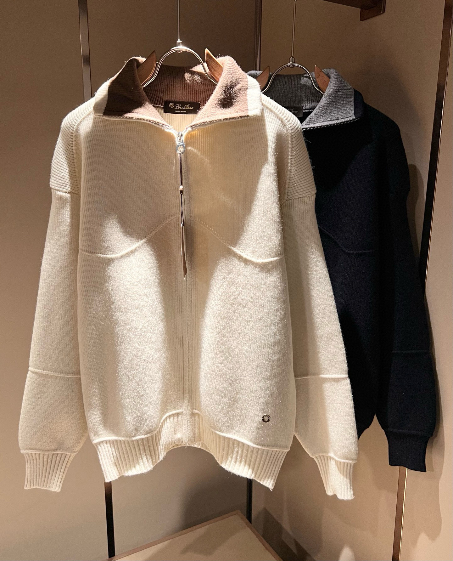 NO:712401,[Supports exchange after the new year] Loro Piana's latest trade order knitted wool sweater for men in autumn and winter, all in good condition!  !  The upper body is comfortable and breathable, not stiff, and the overall body has a rich three-dimensional sense. Quality export order, logo pattern hardware design on the hem!  The tailoring of the exclusive knitted wool fabric meets the simple needs of commuters. The upper body effect is very good, slimming, and not picky about the figure. The workmanship of the fabric... is impeccable. Only good craftsmanship and good fabrics can make you wear a good taste. It is a must-have item for everyone!  Size M-4XL,,loro piana,19860909【支持年后退换】 Loro Piana诺悠翩雅 秋冬男士最新的贸易订单针织羊毛衫,全品相！！上身舒适透气,不僵硬,整体有着丰富的立体感,品质出口订单,下摆logo图案五金设计！定制专属针织羊毛面料剪裁,满足通勤人们对于着装的简约需求,上身效果很好,显瘦,不挑剔身材.面料做工....无可挑剔,好工艺好面料才能穿出好品味一款,人手必备单品！尺码M-4XL,,loro piana,,Men's clothing