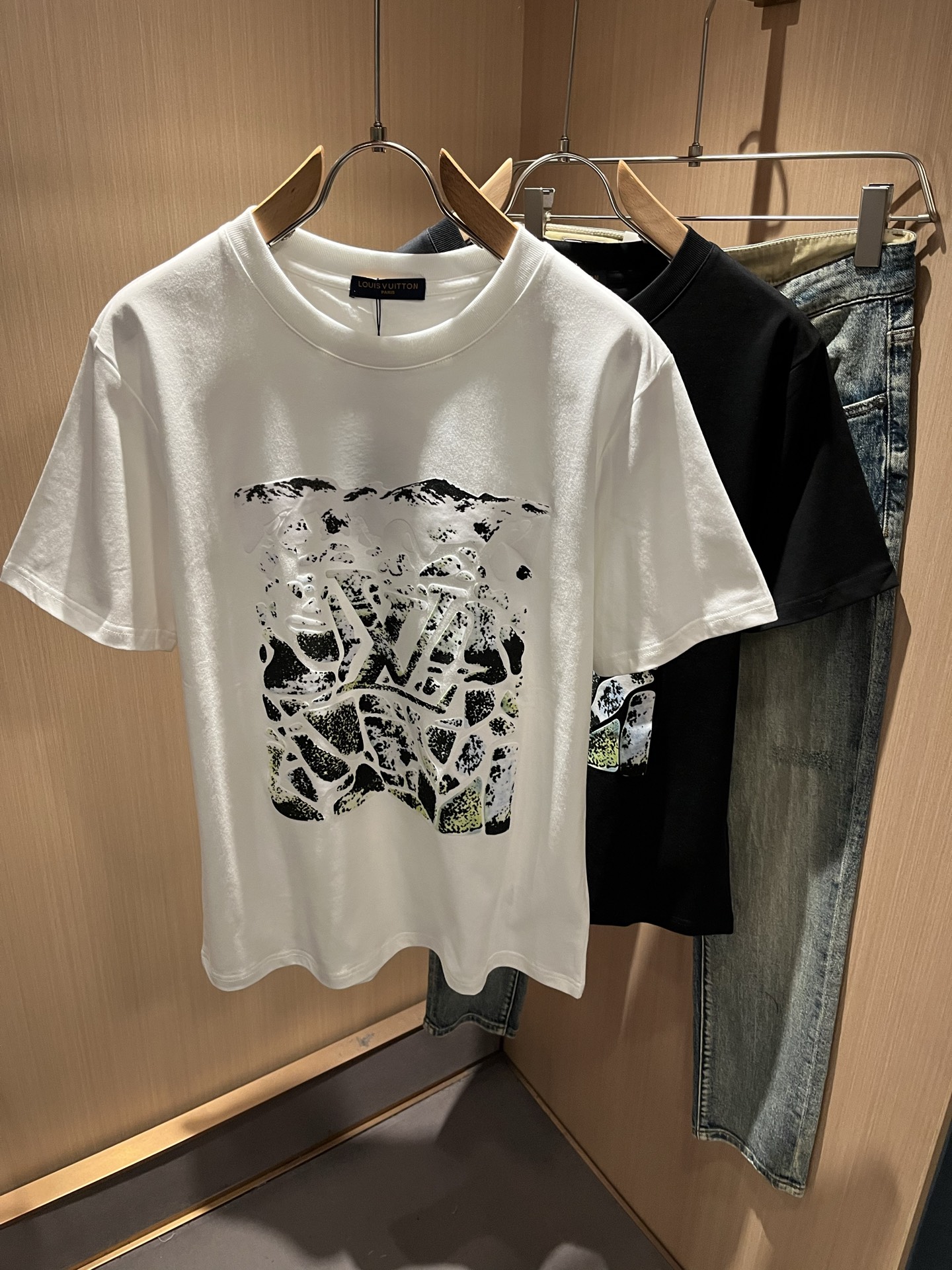 NO:712392,LouisVuitt* Louis*den's new 2026 spring and summer series of items are online. It is a very fashionable and avant-garde short-sleeved T-shirt for men and women, decorated with logo pattern printing!  It is different from the past and declares the design concept that the brand has inherited for many years!  Its eye-catching appeal is no less than any classic style, perfectly presenting the sense of fashion, high-end and luxury to the world!  It is made of imported 100% cotton material supplied by customers. It is a selection of high-quality pure cotton fabrics. It feels soft, waxy and delicate to the skin. The actual product will definitely exceed your imagination. It is extremely comfortable and breathable. Even if you sweat profusely, you will not feel greasy or stuffy. It maximizes sweat wicking and moisture absorption!  Size S-2XL,,louis vuitton,louis vuitton,T-shirt,tees,t-shirt,19860909LouisVuitt*路易*登 2026春夏全新系列单品上线,非常时髦前卫的一款男女同款短袖T恤,标识logo图案印花修饰！区别于以往的不同,宣示品牌传承多年的设计理念！其吸睛度完全不亚于任何经典款式,将时髦高级感与奢华感完美呈现在世人眼前！客供进口全棉材质制成,精选优质纯棉面料,触感软糯亲肤细腻,实物到手绝对超乎你的想象,贴身无比舒适透气,即便是汗流浃背也不会有腻身及闷热感可言,将排汗吸湿性发挥到了极致！尺码S-2XL,,louis vuitton,louis vuitton,T-shirt,tees，t-shirt,,Men's clothing