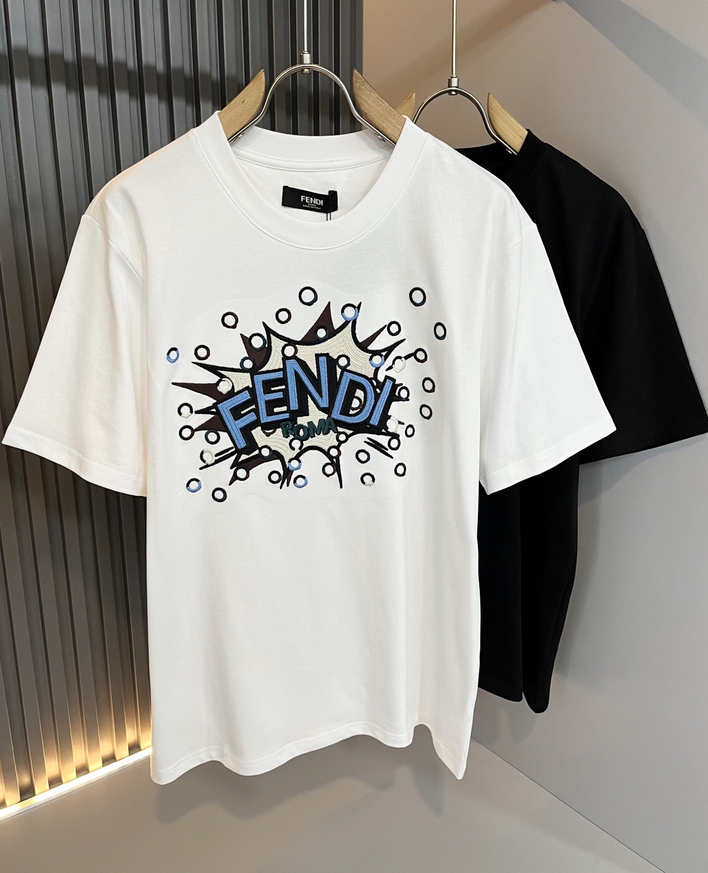 NO:712400,FEN*I Fen*di 2026 spring and summer new FD family FF short-sleeved T-shirt for men and women, versatile and extremely short-sleeved T-shirt for men and women. Italian original order, popular item of FD family, simple and solid color. It is the enduring iconic product of FD family, full of representativeness and full sense of specification. It is worth buying for all FD fans!  Pure Italian channel order, the FD family's high-end and popular product, a very popular item at the moment, with the iconic letter logo pattern embroidery decoration!  High-end goods worth keeping for yourself and giving away!  Trendy and good-looking, full of trendy atmosphere, extremely high-grade and standard, and using a very classic black and white two-color combination, which gives a strong visual impact and is highly recognizable. It is made of top-grade exclusive pure cotton fabric, feels soft, delicate and comfortable, and the appearance is quite advanced and classy!  It perfectly interprets the charm of the brand and leaves a deep impression on people. It is more fashionable and charming, and the upper body is simple, elegant and fashionable, and there is no pressure to wear it!  Wear it alone or paired with it, it’s a beautiful sight that can’t be ignored!  Size S-2XL,,fendi,dior,T-shirt,tees,t-shirt,19860909FEN*I 芬*迪2026春夏新款FD家族FF男女同款短袖T恤,男女同款百搭极简短袖.意大利原厂订单,FD家族人气单品,简约纯色系打造.FD家族经久不衰的标志性臻品,代表性十足,规格感十足的精品,所有FD粉丝都值得抢购的精品！纯正意代渠道订单,FD家族的高奢人气爆款产物,当下十分火爆的单品,标志性字母logo图案刺绣修饰！值得自留和送人的高端货！新潮又好看,潮流气息感十足,档次规格感极高,并且采用十分经典的的黑白双色搭配,给人的视觉冲击感相当强烈,有着极高的辨识度,顶级专属纯棉面料,打造,触感柔软细腻舒适,品相相当高级有档次！完美诠释品牌魅力,给人留下深刻印象.更具时尚与韵味,上身简约大方时尚,对于穿搭更是毫无压力！单穿内搭都极有味道,不可忽视的靓丽风景线！ 尺码S-2XL,,fendi,dior,T-shirt,tees，t-shirt,,Men's clothing