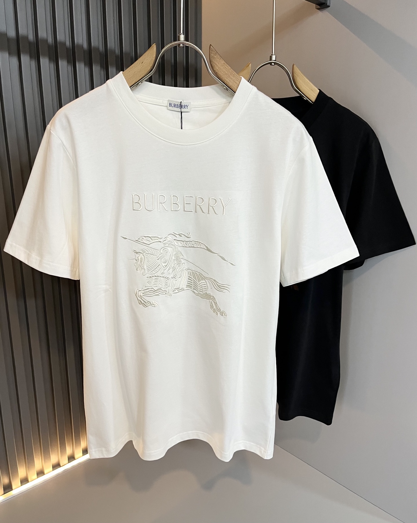 NO:712396,Bur*erry 2026 spring and summer new short-sleeved T-shirt for men and women, the brand's latest design elements!  It’s neither monotonous nor complicated, just the right amount to show off your taste!  Top quality embroidery logo design for customers!  Comfortable, sweat-absorbent and breathable are not a problem at all. The unique luxury feel of the fabric presents a simple and elegant temperament!  Logo embroidery design on the chest!  Full three-dimensional! Standard cutting design!  Every detail is in sync with high-end fashion. Sizes: S-2XL, burberry, T-shirt, tees, t-shirt,19860909Bur*erry 巴*莉 2026春夏新款男女同款短袖T恤,品牌最新设计元素！既不单调也不复杂,恰到好处的展现品味！客供顶级刺绣logo设计！舒适吸汗透气根本不在话下,面料独具的高奢感呈现简约优雅气质！胸前logo刺绣设计！饱满立体!标准裁剪设计！每一处细节都是与高端时尚同步的体现.尺码:S-2XL,,burberry,T-shirt,tees，t-shirt,,Men's clothing