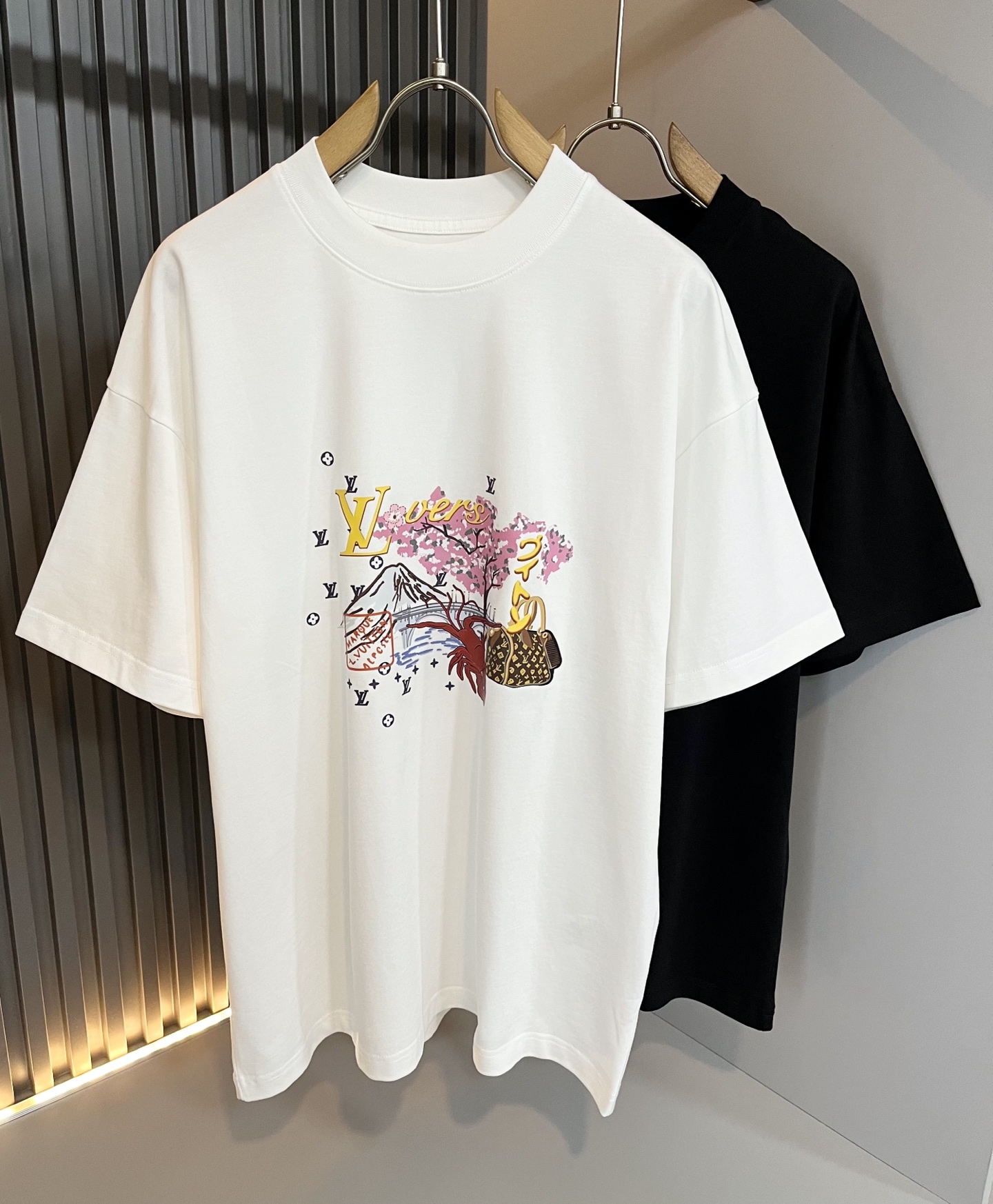 NO:712393,LouisVuitt* Louis*den's new 2026 spring and summer series of items are online. It is a very fashionable and avant-garde short-sleeved T-shirt for men and women, decorated with logo pattern printing!  It is different from the past and declares the design concept that the brand has inherited for many years!  Its eye-catching appeal is no less than any classic style, perfectly presenting the sense of fashion, high-end and luxury to the world!  It is made of imported 100% cotton material supplied by customers. It is a selection of high-quality pure cotton fabrics. It feels soft, waxy and delicate to the skin. The actual product will definitely exceed your imagination. It is extremely comfortable and breathable. Even if you sweat profusely, you will not feel greasy or stuffy. It maximizes sweat wicking and moisture absorption!  Size M-3XL,,louis vuitton,louis vuitton,T-shirt,tees,t-shirt,19860909LouisVuitt*路易*登 2026春夏全新系列单品上线,非常时髦前卫的一款男女同款短袖T恤,标识logo图案印花修饰！区别于以往的不同,宣示品牌传承多年的设计理念！其吸睛度完全不亚于任何经典款式,将时髦高级感与奢华感完美呈现在世人眼前！客供进口全棉材质制成,精选优质纯棉面料,触感软糯亲肤细腻,实物到手绝对超乎你的想象,贴身无比舒适透气,即便是汗流浃背也不会有腻身及闷热感可言,将排汗吸湿性发挥到了极致！尺码M-3XL,,louis vuitton,louis vuitton,T-shirt,tees，t-shirt,,Men's clothing