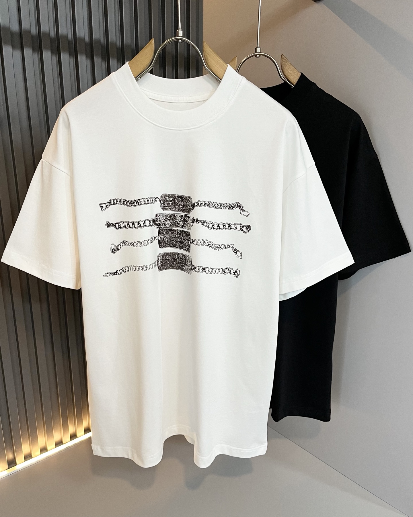 NO:712398,Alexander McQue*n 2026 spring and summer unisex short-sleeved T-shirt. Limited sale in Europe, blockbuster beauty item, series on sale on the official website. Weaved by the royal fabric factory of the luxury first-line brand, original customized 260G pure cotton fabric!  The latest letter logo pattern printing design on the chest this season!  Continue the charm of classic design style!  It feels soft and comfortable, wears without any cumbersome feeling, is moisture-absorbent and breathable, and has a full sense of quality. It is extremely versatile and looks great whether worn inside or outside!  Size M- 3XL,,alexander mcqueen,T-shirt,tees,t-shirt,19860909Alexander McQue*n亚历*大·麦昆 2026春夏款男女同款短袖T恤.欧洲区域限定发售,重磅级尤物单品,官网在售系列.奢侈一线大牌的御用面料厂织造,原版定制260G纯棉面料！胸口这一季度最新字母logo图案印花设计！延续经典设计风格魅力！手感柔软 舒适,穿着无累赘感,吸湿透气,品质感十足,极为百搭系无论内搭还是外穿都非常出彩！尺码M- 3XL,,alexander mcqueen,T-shirt,tees，t-shirt,,Men's clothing