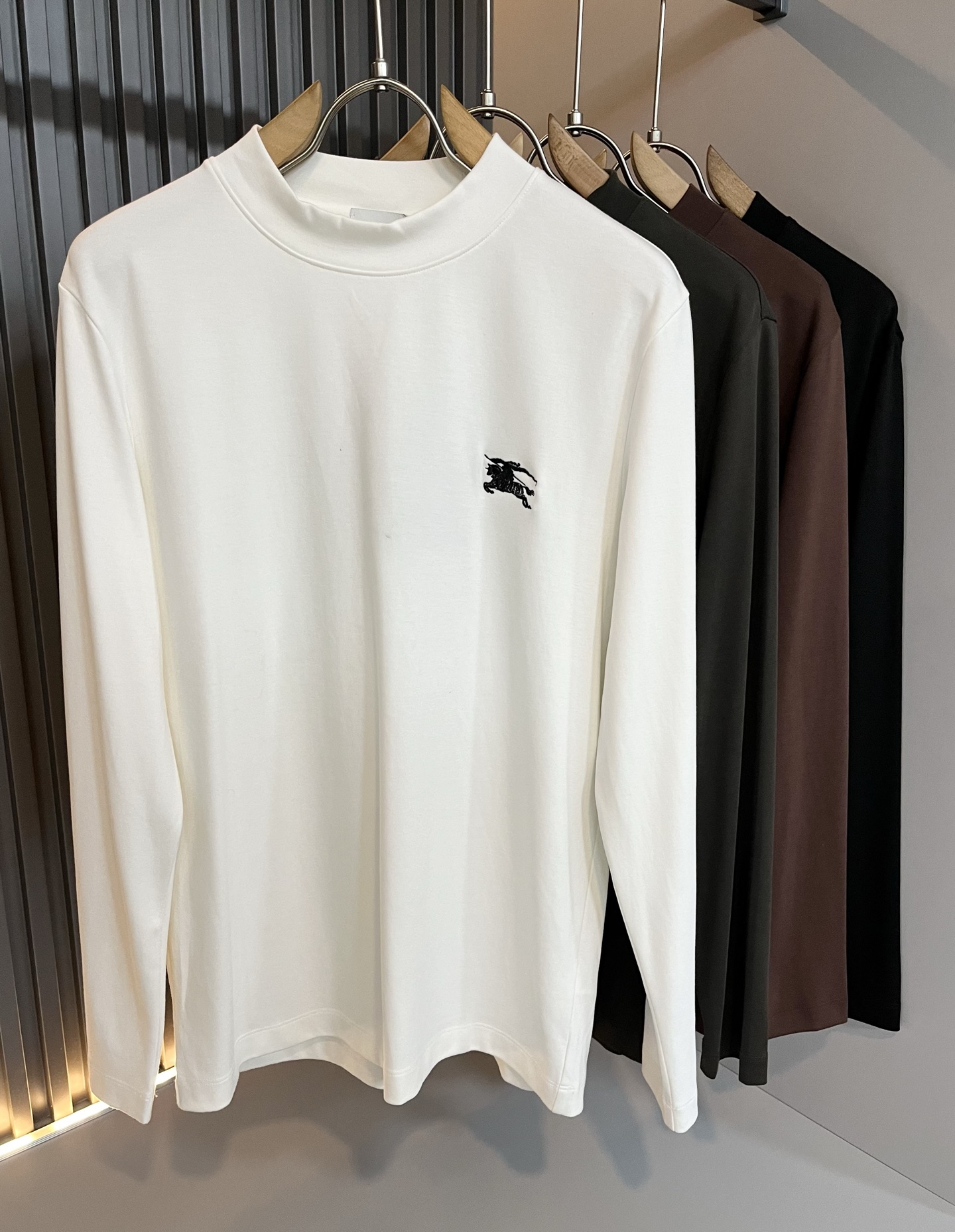 NO:712384,Bur*erry's new autumn and winter men's long-sleeved base layer, the brand's latest design elements!  It’s neither monotonous nor complicated, just the right amount to show off your taste!  Customer-supplied top-quality logo embroidery fabrics!  Comfortable, sweat-absorbent and breathable are no problem, customized original baby velvet cotton fabric!  The unique sense of luxury presents a simple and elegant temperament!  Logo embroidery design on the chest!  Full three-dimensional! Standard cutting design!  Every detail is in sync with high-end fashion. Sizes: M-3XL, burberry,19860909Bur*erry 巴*莉 秋冬新款男士长袖打底,品牌最新设计元素！既不单调也不复杂,恰到好处的展现品味！客供顶级logo刺绣面料！舒适吸汗透气根本不在话下,定制原版婴儿绒棉面料！独具的高奢感呈现简约优雅气质！胸前logo刺绣设计！饱满立体!标准裁剪设计！每一处细节都是与高端时尚同步的体现.尺码:M-3XL,,burberry,,Men's clothing