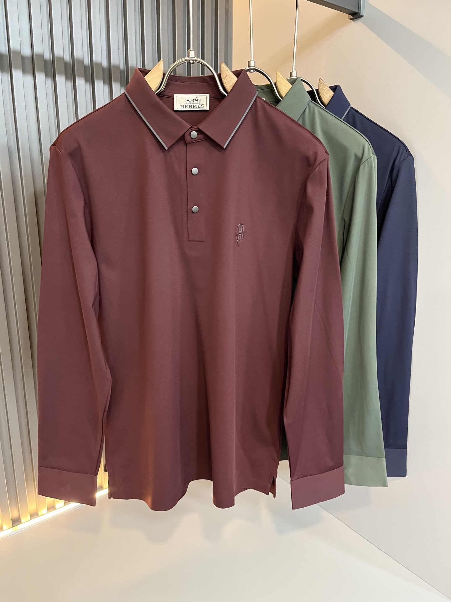 NO:712387,Her*mes' new autumn and winter men's long-sleeved Polo shirt, a newly upgraded and versatile basic style, low-key luxury, a choice of quality!  It is made of high-quality selected high-quality stretch spandex. It has good moisture absorption, is comfortable and breathable, and allows you to enjoy a light and comfortable wearing experience. It has super vertical performance, meticulous craftsmanship, and high recognition. It shows the new brand's classic perfect version design, and the chest logo pattern is laminated!  The tailoring is precise and simple. The style is simple and elegant, and it can show fashionable charm in daily leisure life. Sizes M-3XL,,19860909Her*mes爱*仕秋冬新款男士长袖Polo衫,全新升级百搭基础款,低调奢华,品格之选！甄选优质精选优质弹力氨纶打造而成,吸湿性好,舒适透气,享受轻薄轻松自在的穿着体验,有着超强的垂直性能,工艺细致,辨识度极高,展现全新品牌经典完美版型设计,胸前logo图案压胶设计！在裁剪上精准到位.简约大气风格,又能在日常休闲生活中展现时尚魅力.尺码M-3XL,,,Men's clothing