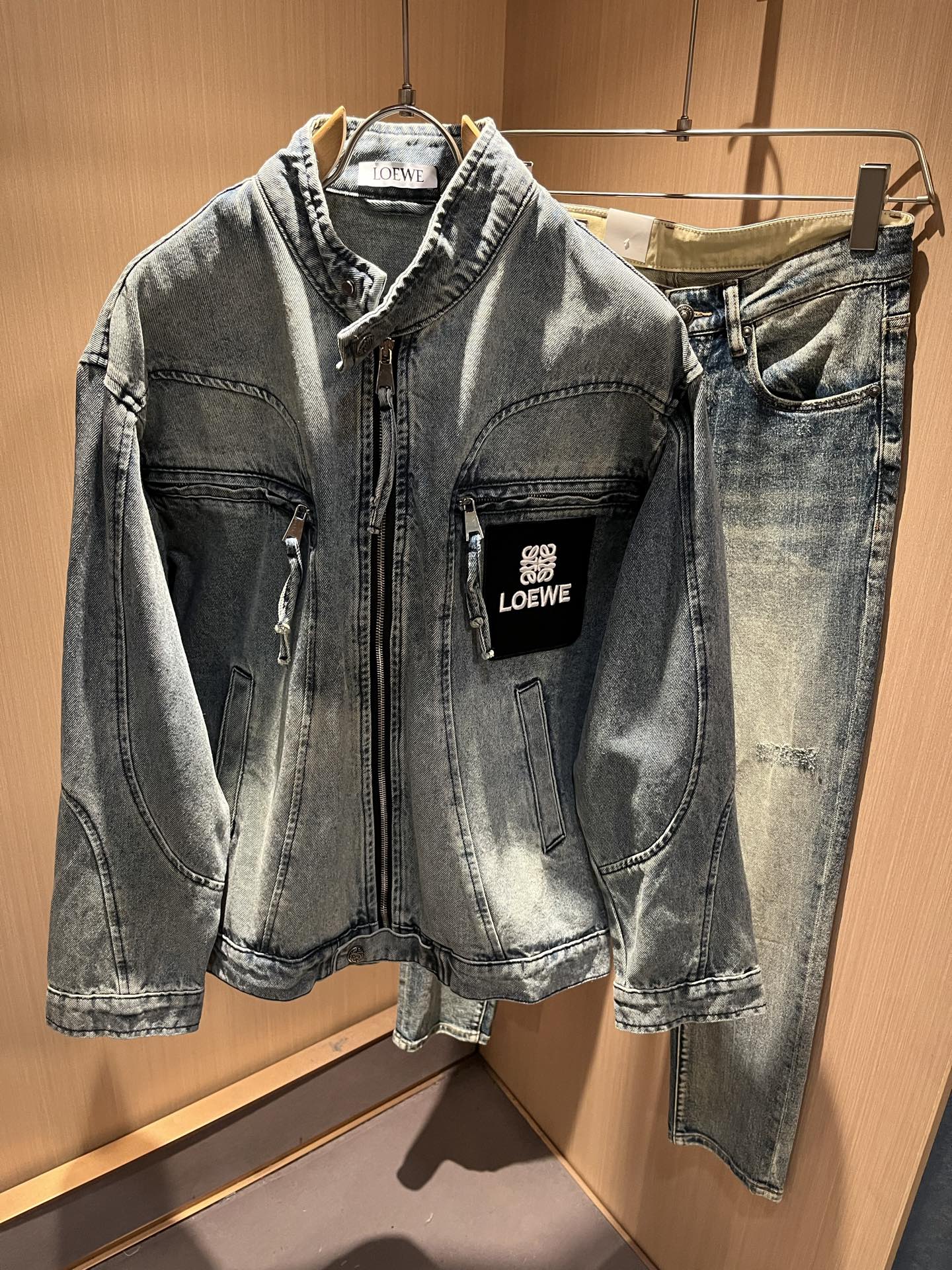 NO:712377,[Supports exchange after the new year] LO*WE/LUO*WE autumn and winter new denim jackets for men and women, products from trading company channels, latest products, simultaneous sales in official counters, classic star-level items!  LO*WE's leather goods have the highest say in the entire fashion circle. The brand value is very influential and has a century-old historical and cultural heritage. It is a brand used by the royal family and nobles. Its exquisite craftsmanship and design have subverted modern aesthetics!  The overall design is in line with the aesthetic design of the LOE family, using classic brand elements, perfectly inheriting the essence and genes of the LOE family, and injecting the brand logo pattern embroidery design on the chest!  Customized denim fabric!  The vision is quite exquisite and beautiful, highlighting the brand characteristics, highly recognizable and very fashionable. The overall design interprets minimalism to the extreme, simple and elegant!  Customers are supplied with high-grade materials imported from Egypt, which are extremely luxurious and special materials. The fabric properties are all of the highest quality. The tactile experience is self-evident, and you can enjoy the ultimate luxury!  The appearance is perfect, and the details are exquisite and elegant. It not only reduces age but also highlights the fashionable temperament. The upper body is full of temperament. The color matching is quite in line with the needs of matching seasons. It has a high degree of control and mix-matching. It has no age limit and has an excellent sense of style!  Size M-4XL,,loewe,jackets & coats,jackets & coats,19860909【支持年后退换】 LO*WE/罗*威秋冬新款牛仔男女同款夹克外套,贸易公司渠道货,最新品,官柜同步售卖,经典明星级单品！LO*WE家的皮具单品在整个时装圈最有极高的的发言权,品牌价值影响力颇高,有着百年历史文化底蕴,皇室御贵族御用品牌,其精湛的手工艺及设计感颠覆了现代审美！整体的设计符合LOE家美学设计,运用了经典的品牌元素,完美沿袭了LOE家的精髓与基因,胸前注入品牌logo标识图案刺绣设计！定制牛仔面料！视觉颇为精致美观,彰显了品牌特质,辨识度极高且极具时髦感,整体的设计将极简主义阐释到极致,简约而大方！客供埃及进口高级物料,极为奢华特殊的材质,面料属性皆为上乘,触感体验不言而喻,奢华极致享受！品相完美如斯,细节处处精致考究,即减龄又凸显了时髦气质感,上身满满的气质感,配色相当符合搭配季节需求,驾驭度混搭性极高,无关年龄界定,造型感极佳的一款单品！尺码M-4XL,,loewe,jackets & coats,jackets & coats,,Men's clothing