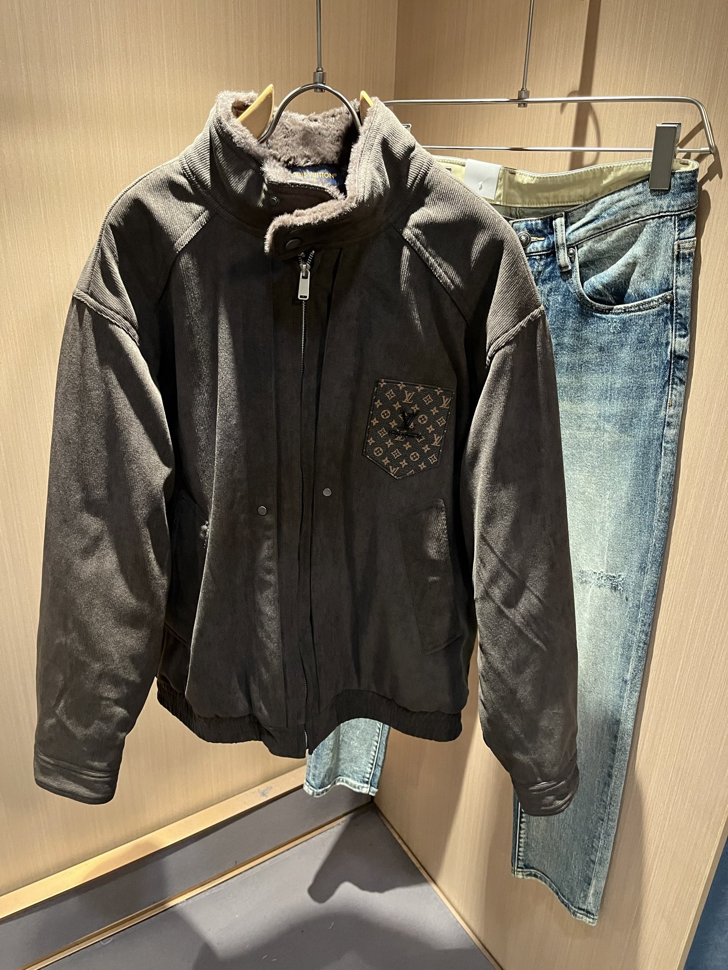 NO:712380,[Supports exchange after the year] Louis Vuit*on Louis*den's new autumn and winter light luxury men's and women's jackets, the new high-end of the Louis family, the details and quality are always so flawless, and the heavy-duty wash design!  Creative design of leather logo pattern on the chest!  You can’t be considered a fashionista if you haven’t bought a few pieces of Louis this spring. It interprets Louis’ iconic elements and is something that everyone loves. It is super soft and tough, and has excellent breathability. It comes from world-class trade-level OEM channels, and the quantity is extremely rare and sold out. Clean and neat. This is the Louis family’s specialty and the latest craftsmanship of this season. The level of detail has reached the top, and the loose three-dimensional tailoring design is a must-have. It is a fusion of luxury and fashion!  Size M-4XL,,louis vuitton,louis vuitton,jackets & coats,jackets & coats,19860909【支持年后退换】 Louis Vuit*on 路易*登 秋冬新款轻奢男女同款夹克外套,路易家族的新高端,细节品质永远的那么完美无瑕,重工洗水设计！胸前皮革logo图案创意设计！今年春季节没有入手几件路易你算不上时尚达人.诠释路易的标志性元素,实属人见人爱的东西.超级柔软且具有韧性,透气感也是绝佳.来自世界级贸易级别的代工厂渠道,数量极其稀少售完无补.干净俐落.这是路易家族的看家绝活也是本季度的最新工艺.细致化程度已经达到顶端了,宽松立体剪裁的版型设计堪称一绝.属于奢华与时尚的融合！尺码M-4XL,,louis vuitton,louis vuitton,jackets & coats,jackets & coats,,Men's clothing