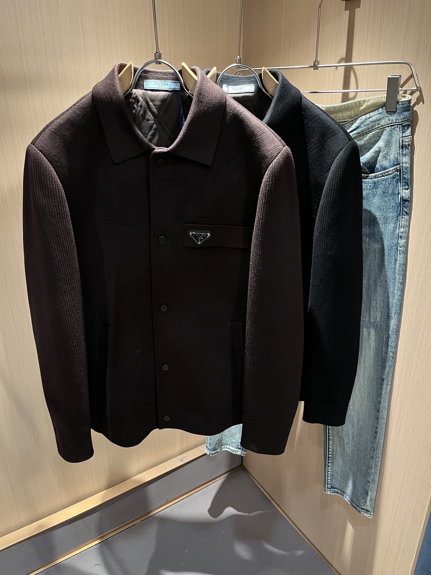 NO:712383,[Supports exchange after the year] PRAD*A's new autumn and winter men's knitted wool jacket, the latest model is exclusively available on the entire network!  !  ~It is both classic and fashionable, who doesn’t love it? It shows the classic again, it is very eye-catching, and it has a low-luxury aura and recognition!  Pr*da's traditional brand concept and modern advanced technology are perfectly combined. Coupled with an extremely modern and simple design, Pr*da's exclusive three-dimensional logo hardware design!  Customized 100% imported knitted wool fabric!  The texture of this model is quite impressive. You can tell the specifications and grades at your fingertips. The level of finesse and breathability are top-notch!  Size M-4XL,,prada,jackets & coats,jackets & coats,19860909【支持年后退换】 PRAD*A普*达秋冬新款男士针织羊毛夹克外套,最新款全网独家首上！！~既经典有时尚百搭,谁不爱啊,将经典再次展现,非常的耐看,自带低奢光环与辨识度！Pr*da传统的品牌理念和现代化的先进技术进行了完美结合.加上极其现代摩登风范的简约设计,p家专属立体logo五金设计！定制百分百进口针织羊毛面料！此款的质感相当感人 触手便知规格档次 细腻程度与透气效果堪称顶级！尺码M-4XL,,prada,jackets & coats,jackets & coats,,Men's clothing