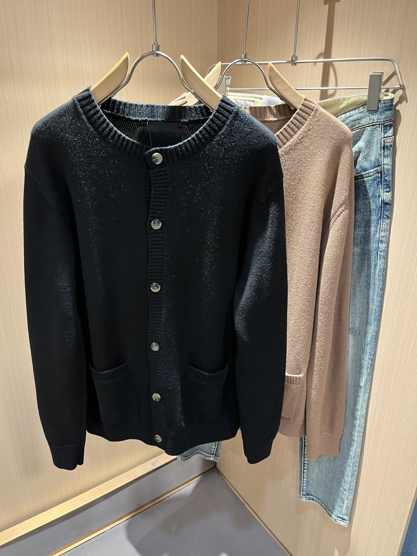 NO:712386,[Supports exchange after the year] PRAD*A's new autumn and winter men's knitted woolen sweaters, the latest model is exclusively available on the entire network!  !  ~It is both classic and fashionable, who doesn’t love it? It shows the classic again, it is very eye-catching, and it has a low-luxury aura and recognition!  Pr*da's traditional brand concept and modern advanced technology are perfectly combined. Coupled with an extremely modern and simple design, Pr*da's exclusive three-dimensional logo design!  Customized 100% imported wool fabric!  The texture of this model is quite impressive. You can tell the specifications and grades at your fingertips. The level of finesse and breathability are top-notch!  Size XS-L,,prada,19860909【支持年后退换】 PRAD*A普*达秋冬新款男士针织羊毛衫,最新款全网独家首上！！~既经典有时尚百搭,谁不爱啊,将经典再次展现,非常的耐看,自带低奢光环与辨识度！Pr*da传统的品牌理念和现代化的先进技术进行了完美结合.加上极其现代摩登风范的简约设计,p家专属立体标识logo图案设计！定制百分百进口羊毛面料！此款的质感相当感人 触手便知规格档次 细腻程度与透气效果堪称顶级！尺码XS-L,,prada,,Men's clothing