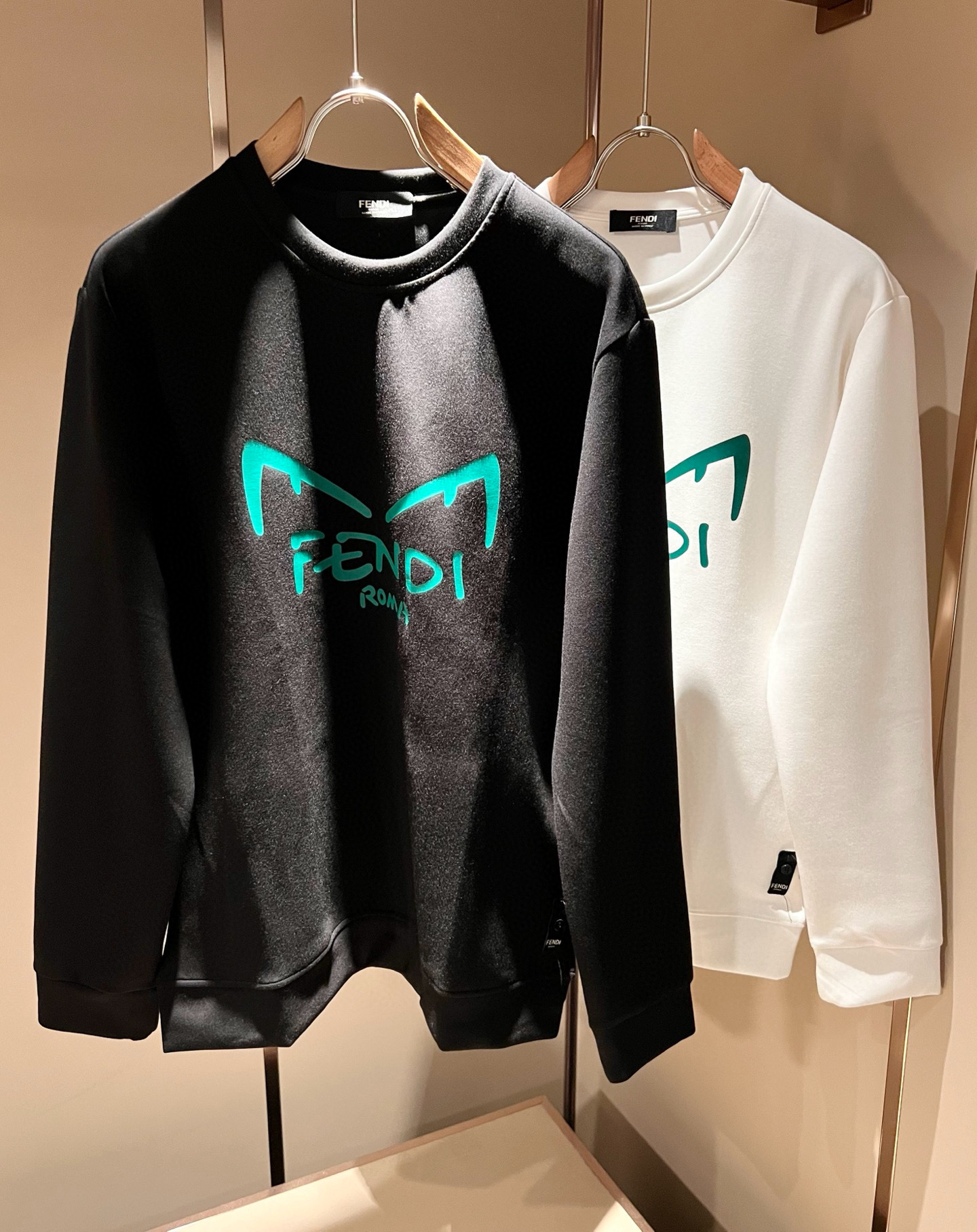 NO:712402,[Supports exchange after the end of the year] [Maximum wearing capacity is 240 pounds] FEN*I Fen*Di autumn and winter new FD family sweatshirts for men and women, versatile for men and women. Original order from Italy, a popular item of the FD family, a representative and full-scale boutique, a boutique worth buying for all FD fans!  Pure Italian channel order, the FD family's high-end and popular product, a very popular item at the moment, with the letter logo laminated pattern design on the chest!  High-end goods worth keeping for yourself and giving away!  The most classic style item of the FD family, it is trendy and beautiful, full of trendy atmosphere, extremely high-grade and standard, and the use of very classic products gives people a strong visual impact, with extremely high recognition, and top-grade exclusive pure cotton fabrics!  Made of soft, delicate and comfortable touch, the appearance is quite high-end and classy!  It perfectly interprets the charm of the brand and leaves a deep impression on people. It is more fashionable and charming, the upper body is generous and fashionable, and there is no pressure to wear it!  Wear it alone or paired with it, it’s a beautiful sight that can’t be ignored!  Size M-6XL,,fendi,dior,hoodie,sweatshirts,19860909【支持年后退换】【最大穿240斤】 FEN*I 芬*迪秋冬新款FD家族男女同款卫衣,男女同款百搭.意大利原厂订单,FD家族人气单品,代表性十足,规格感十足的精品,所有FD粉丝都值得抢购的精品！纯正意代渠道订单,FD家族的高奢人气爆款产物,当下十分火爆的单品,胸前字母logo压胶图案设计！值得自留和送人的高端货！FD家族最为经典款式单品,新潮又好看,潮流气息感十足,档次规格感极高,并且采用十分经典给人的视觉冲击感相当强烈,有着极高的辨识度,顶级专属纯棉面料！打造,触感柔软细腻舒适,品相相当高级有档次！完美诠释品牌魅力,给人留下深刻印象.更具时尚与韵味,上身大方时尚,对于穿搭更是毫无压力！单穿内搭都极有味道,不可忽视的靓丽风景线！ 尺码M-6XL,,fendi,dior,hoodie,sweatshirts,,Men's clothing