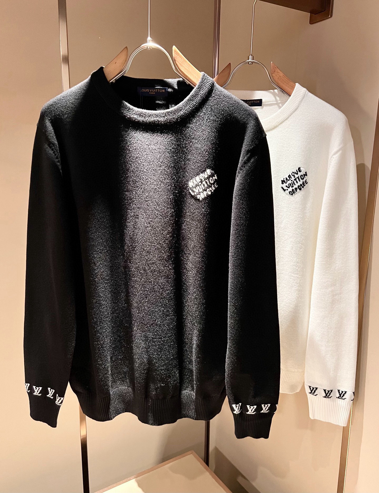 NO:712406,[Supports exchange after the new year] Louis Vuit*on autumn and winter Louis family light luxury knitted woolen sweater!  Same decoration for men and women!  The new high-end of the Louis family, the details and quality are always so perfect, and the creative designs are endless. You are not a fashionista if you don’t buy a few pieces of Louis this autumn and winter. The logo pattern on the chest is crocheted!  It is something that everyone loves. Made of top-quality wool blend, it is super soft and tough, and has excellent breathability. It comes from world-class trading OEM channels, and the quantity is extremely rare and sold out. It is a presbyopic item that is released every year by 'Donkey Brand'.  The body logo presents an unusual texture, clean and neat. This is the Louis family's unique skill and the latest craftsmanship of this season. The level of detail has reached the top, and the slim and three-dimensional tailoring is a unique design. It is a fusion of luxury and fashion!  Size M-3XL,,louis vuitton,louis vuitton,louis vuitton,19860909【支持年后退换】Louis Vuit*on 秋冬路易家族轻奢针织羊毛衫！男女同款装饰！ 路易家族的新高端,细节品质永远的那么完美无瑕,创意设计层出不穷.今年秋冬季节没有入手几件路易你算不上时尚达人.胸前logo图案钩织设计！实属人见人爱的东西.顶级羊毛混纺打造,超级柔软且具有韧性,透气感也是绝佳.来自世界级贸易级别的代工厂渠道,数量极其稀少售完无补.“驴牌”每年都会出的老花单品,立体Logo呈现不一般的质感,干净俐落.这是路易家族的看家绝活也是本季度的最新工艺.细致化程度已经达到顶端了,修身立体剪裁的版型设计堪称一绝.属于奢华与时尚的融合！尺码M-3XL,,louis vuitton,louis vuitton,louis vuitton,,Men's clothing