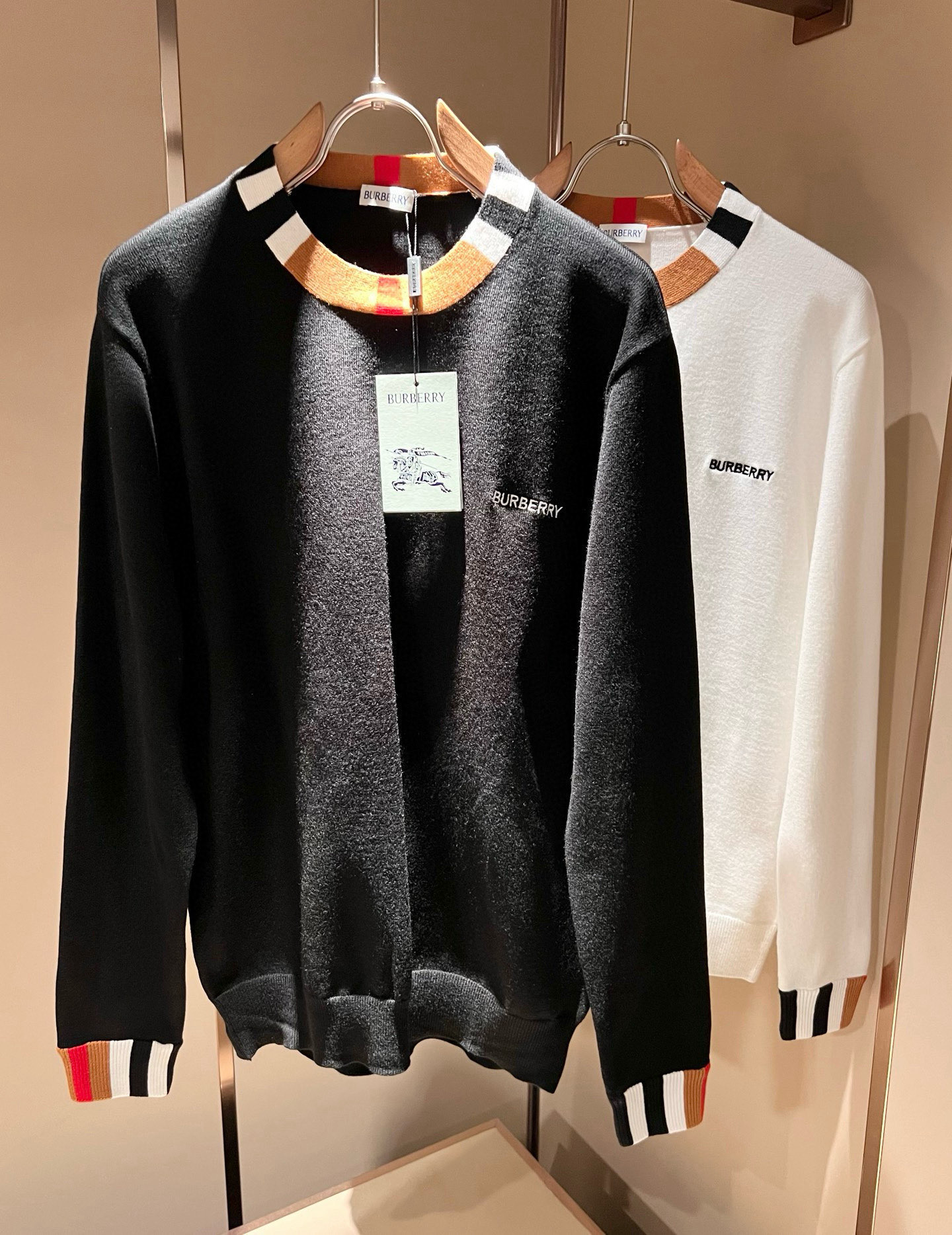 NO:712395,[Supports exchange after the new year] Bur*erry's new autumn and winter knitted woolen sweater, the brand's classic design elements!  It’s neither monotonous nor complicated, just the right amount to show off your taste!  Logo embroidery design on the chest!  Customized wool fabrics for customers!  Comfortable and breathable are not a problem at all, and the unique luxury feel of the fabric presents a simple and elegant temperament!  Every detail is in sync with high-end fashion. Sizes: M-3XL, burberry,19860909【支持年后退换】Bur*erry 巴*莉 秋冬新款针织羊毛衫,品牌经典设计元素！既不单调也不复杂,恰到好处的展现品味！胸前logo图案刺绣设计！客供定制羊毛面料！舒适透气根本不在话下,面料独具的高奢感呈现简约优雅气质！每一处细节都是与高端时尚同步的体现.尺码:M-3XL,,burberry,,Men's clothing