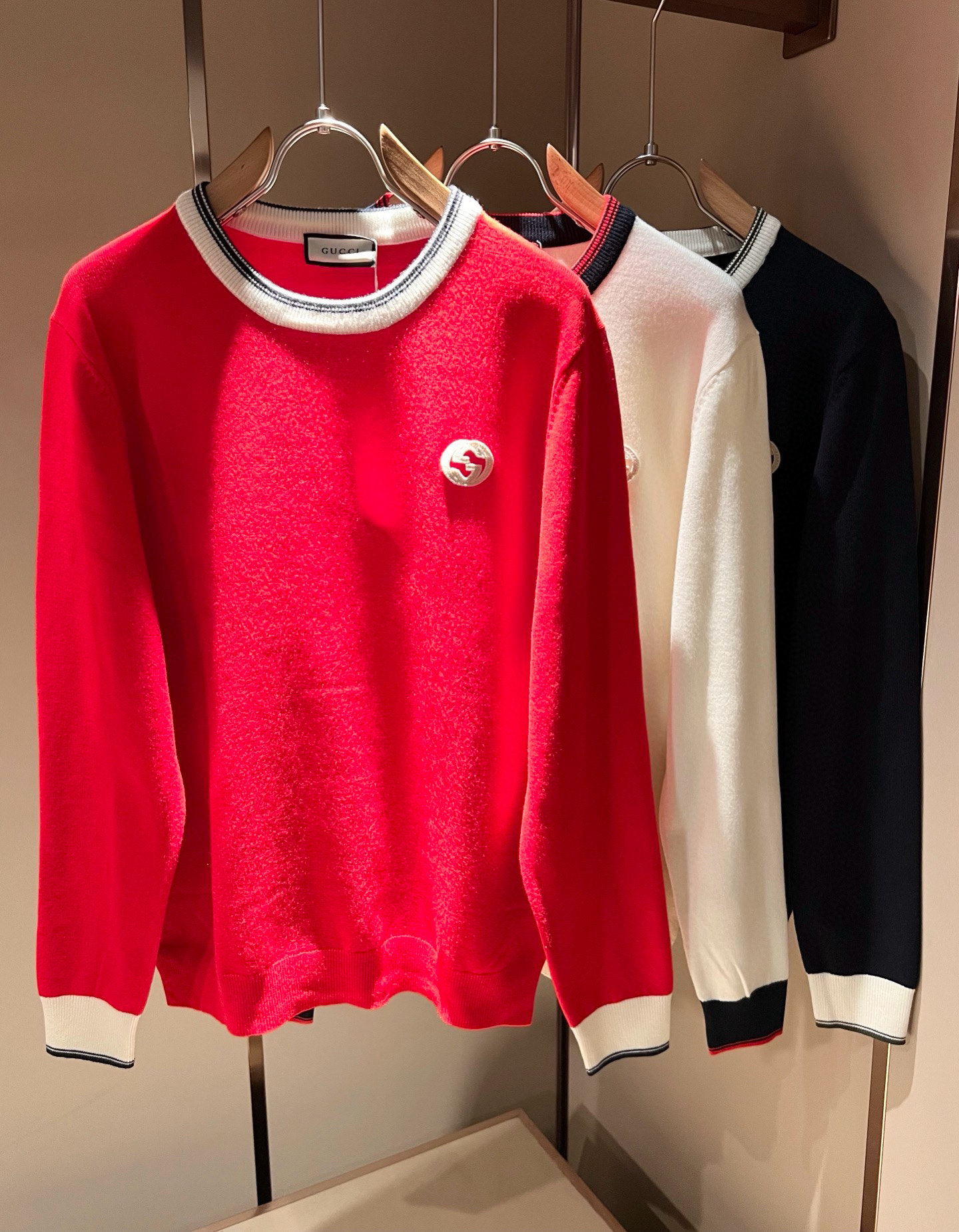 NO:712403,[Supports exchange after the new year] GUC*I Gujia's new autumn and winter men's and women's knitted woolen sweaters, logo embroidery design on the chest!  Trading company channels are rare and available on the official website simultaneously!  G's autumn and winter series of couple sweaters are online, with classic color crochet designs!  This sweater is made of imported knitted wool!  The fabric feels thick and has a certain sense of weight. It has a soft and dense terry texture. It is breathable and comfortable to wear next to the skin. The color is beautiful, eye-catching and fashionable. The unique pattern will definitely make you stand out in the crowd!  Casual cut design!  The upper body effect is age-reducing and versatile, making it easy to wear in daily casual wear, and can be easily worn by both men and women!  Size M-3XL,,gucci,gucci,gucci,sweaters,19860909【支持年后退换】GUC*I 古家 秋冬新款男女同款 针织羊毛衫,胸前标志logo刺绣设计！贸易公司渠道稀出,同步官网发售！G家秋冬系列情侣毛衣上线,设计经典配色钩织设计！此款毛衣甄选客供进口针织羊毛材质！面料手感偏厚实,有一定的自重感,柔软绵密的毛圈肌理,贴身穿着透气亲肤舒适,色彩靓丽、吸睛时髦度爆棚,与众不同的图案绝对可以让你在人群中出彩万分！休闲版型裁剪设计！上身效果减龄又百搭,轻松Get起日常休闲穿搭,男女皆可轻松驾驭！尺码M-3XL,,gucci,gucci,gucci,sweaters,,Men's clothing