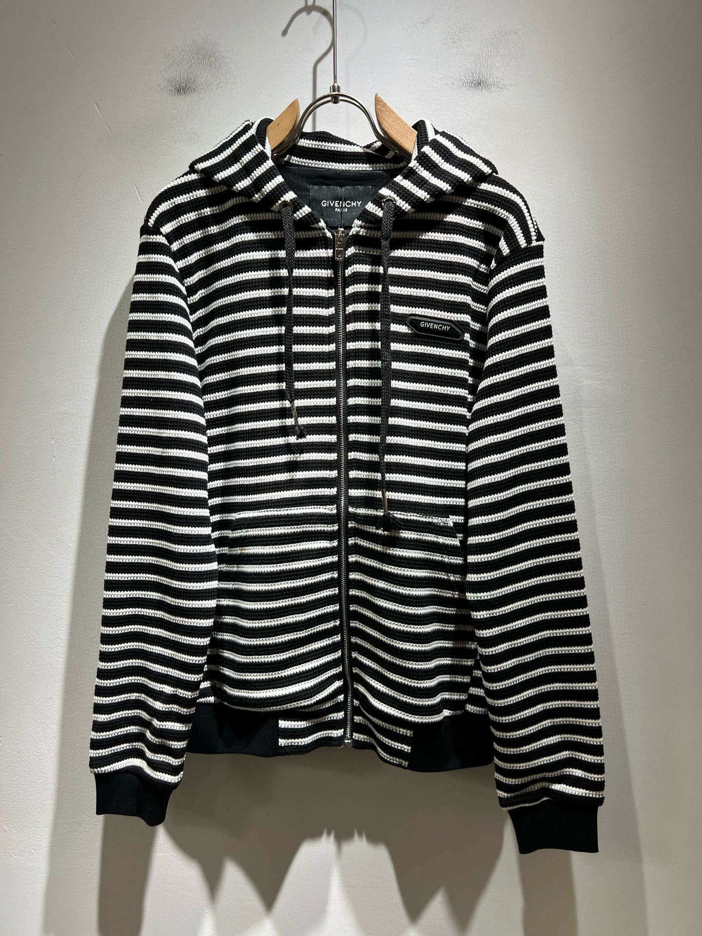 NO:712426,[Supports replacement after the year] Giv*chy/Giv*chy new autumn and winter unisex hooded sweatshirt, the main fashion injects new fashion energy. By exploring various themes and sexy charm, it is highly recognizable and leads the new street fashion trend. This style is the exclusive design element of G family, with the logo strip pattern design!  Perfect integration, the pattern is extremely clear and restored, highlighting the elegant style of the brand. It is made of original pure cotton material, the fabric is tight and high-grade, and can be easily controlled on the upper body, showing casual and comfortable fashion charm. Sizes M-3XL,, gucci, hoodie, sweatshirts, hats,19860909【支持年后退换】Giv*chy/纪*希秋冬新款男女同款连帽卫衣,主创时尚注入了全新时尚能量.通过探索各种题材和性感魅力,极具辨识度,引领全新街头时尚潮流.该款是G家独家的出彩设计元素,设计标识logo胶条图案设计！完美融合,图案清晰还原度极高,彰显品牌优雅格调.选用原版纯棉材质,面料紧实高级,上身均可轻松驾驭,展现休闲自在时尚魅力.尺码M-3XL,,gucci,hoodie,sweatshirts,hats,,Men's clothing